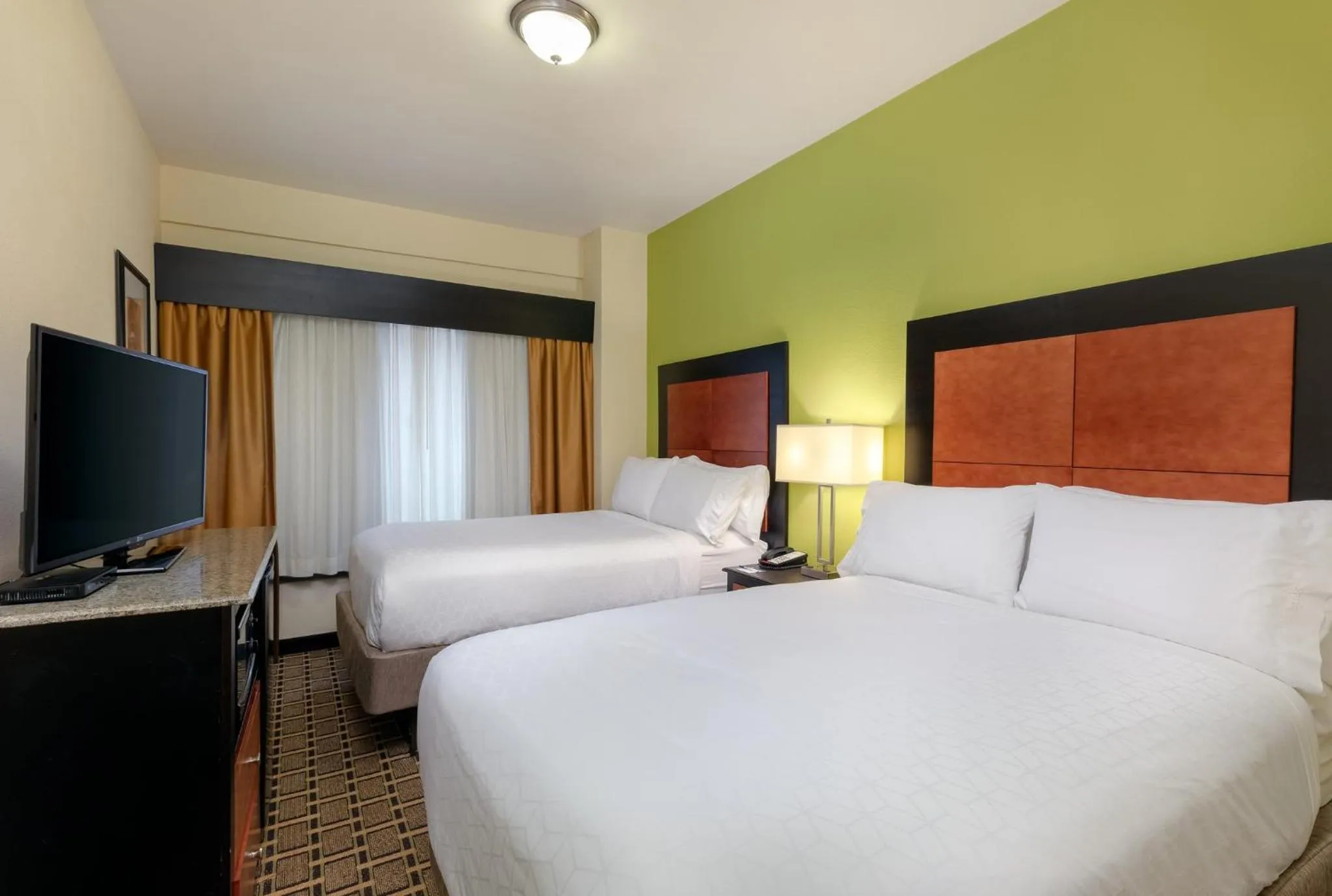 Photo of the whole room, Bed in Holiday Inn Express & Suites - Atlanta Downtown by IHG