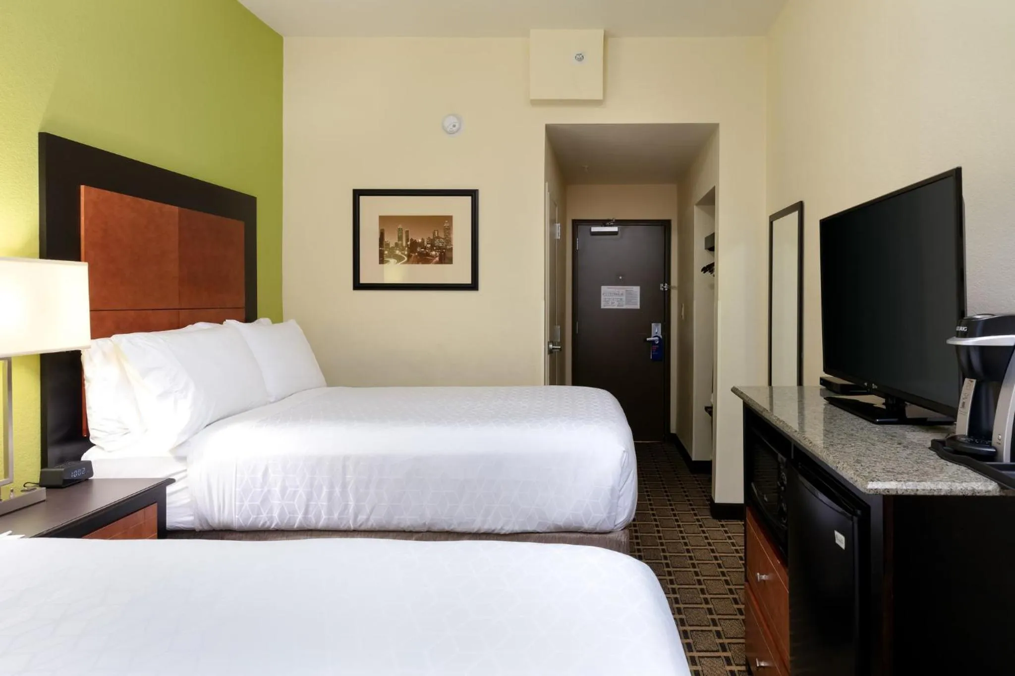 Photo of the whole room, Bed in Holiday Inn Express & Suites - Atlanta Downtown by IHG