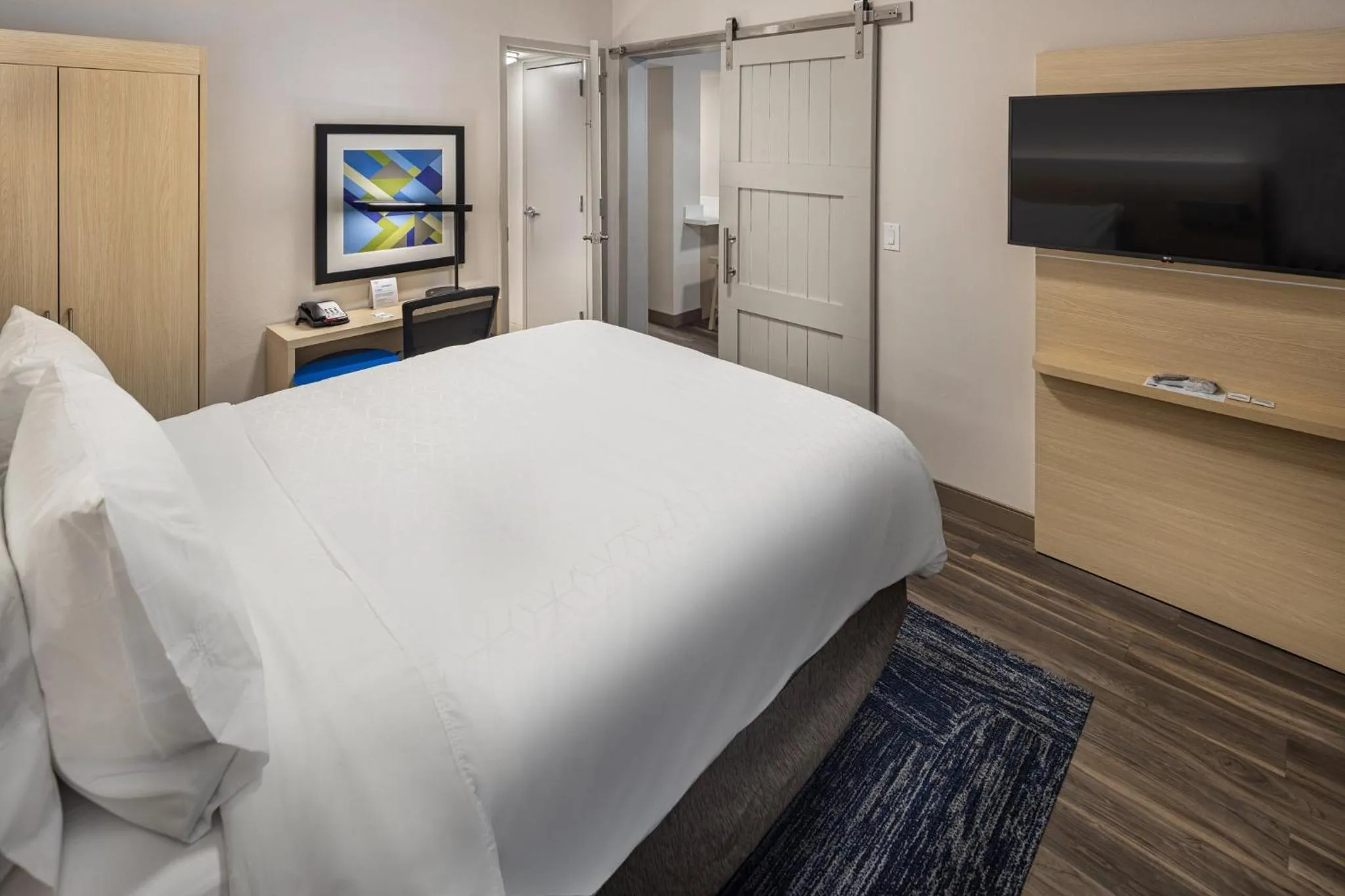 Photo of the whole room, Bed in Holiday Inn Express & Suites - Atlanta Downtown by IHG