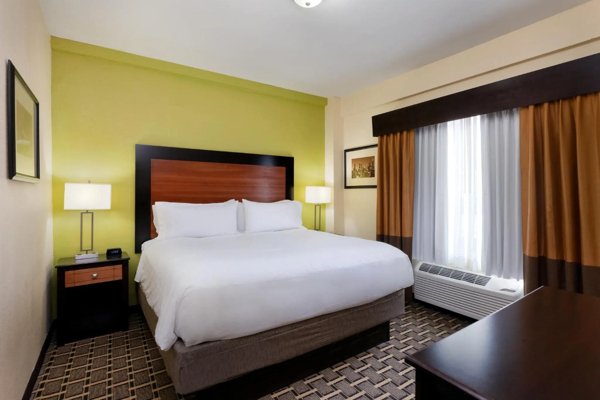 Photo of the whole room, Bed in Holiday Inn Express & Suites - Atlanta Downtown by IHG