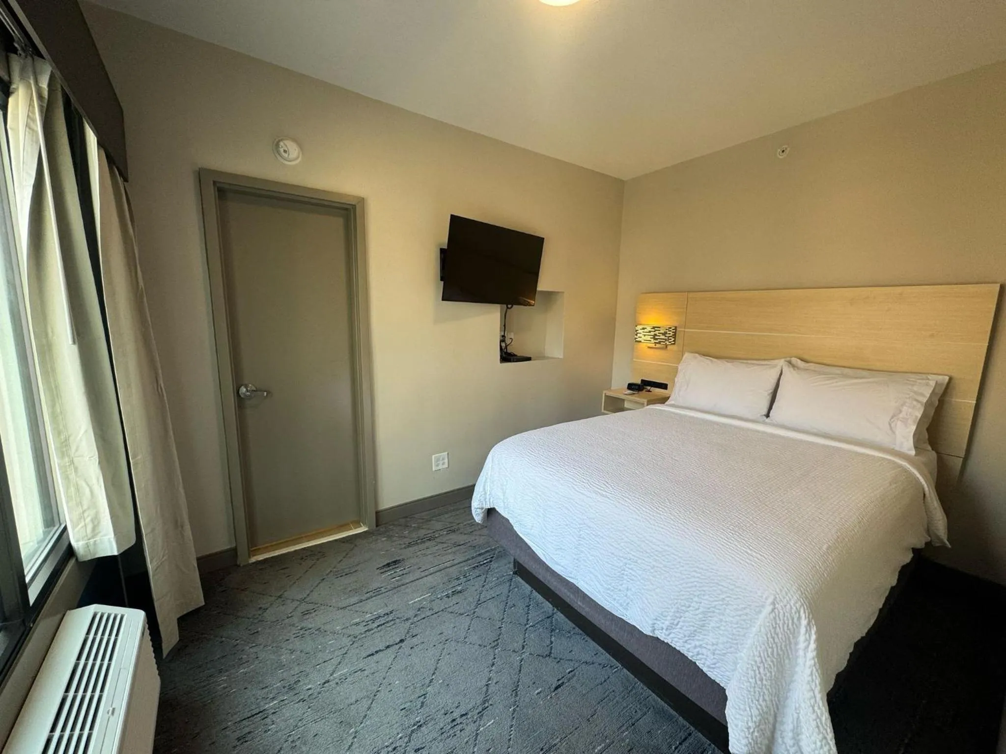 Bed in Holiday Inn Express & Suites - Atlanta Downtown by IHG
