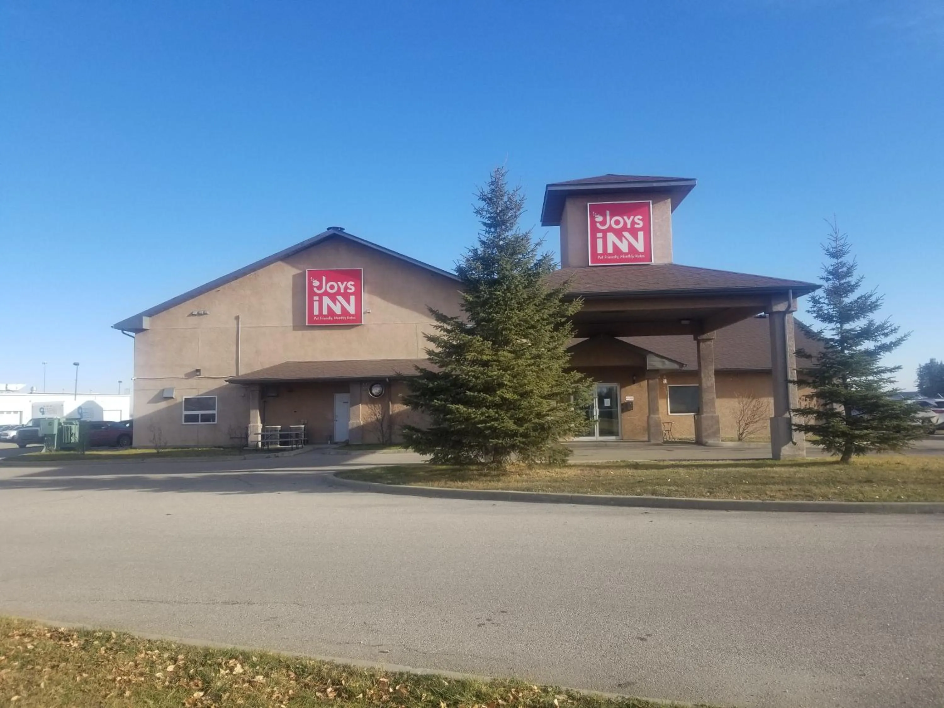 Property building in Joys Inn Innisfail, AB