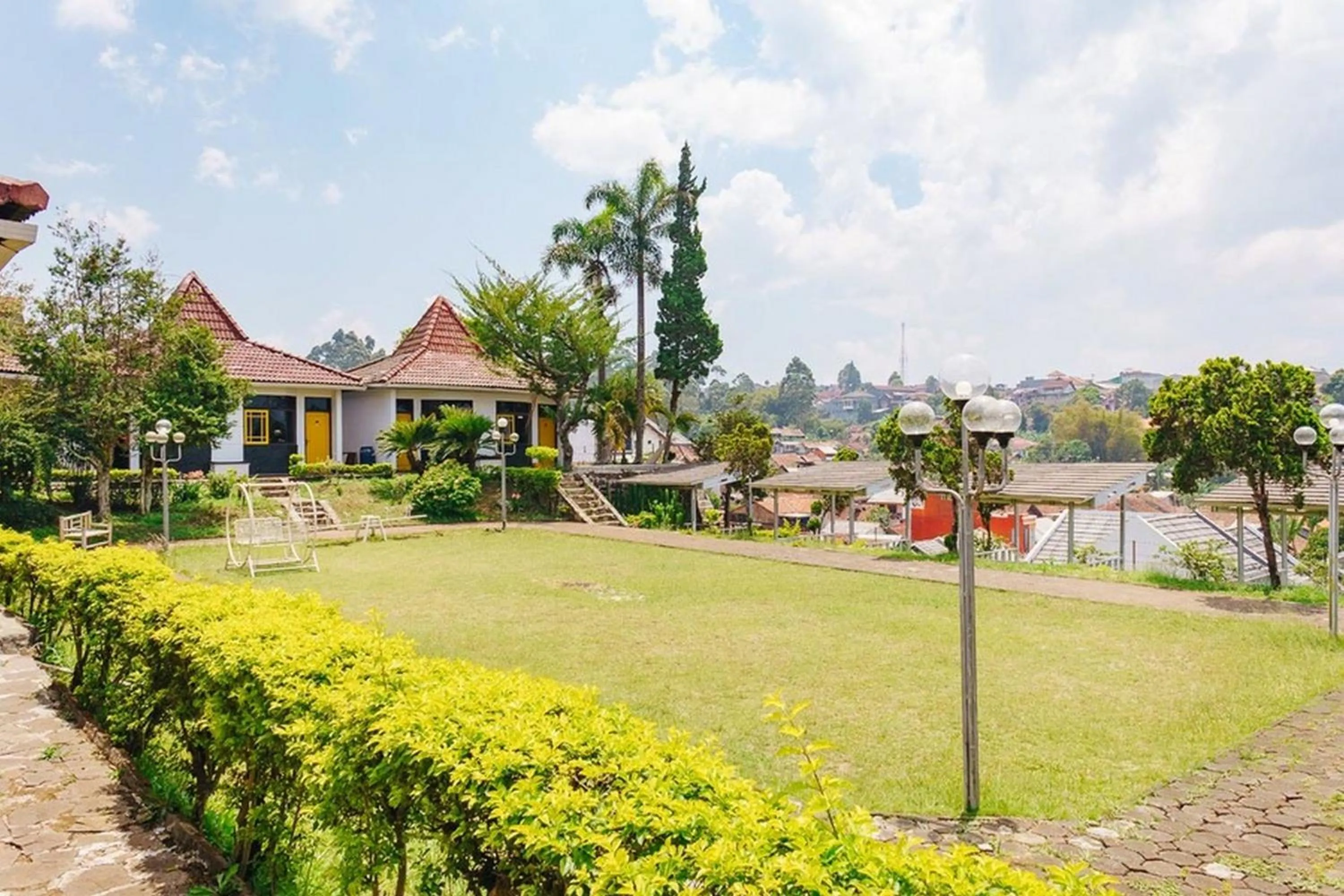 Garden in RedDoorz @ Hotel Damanaka Pangalengan