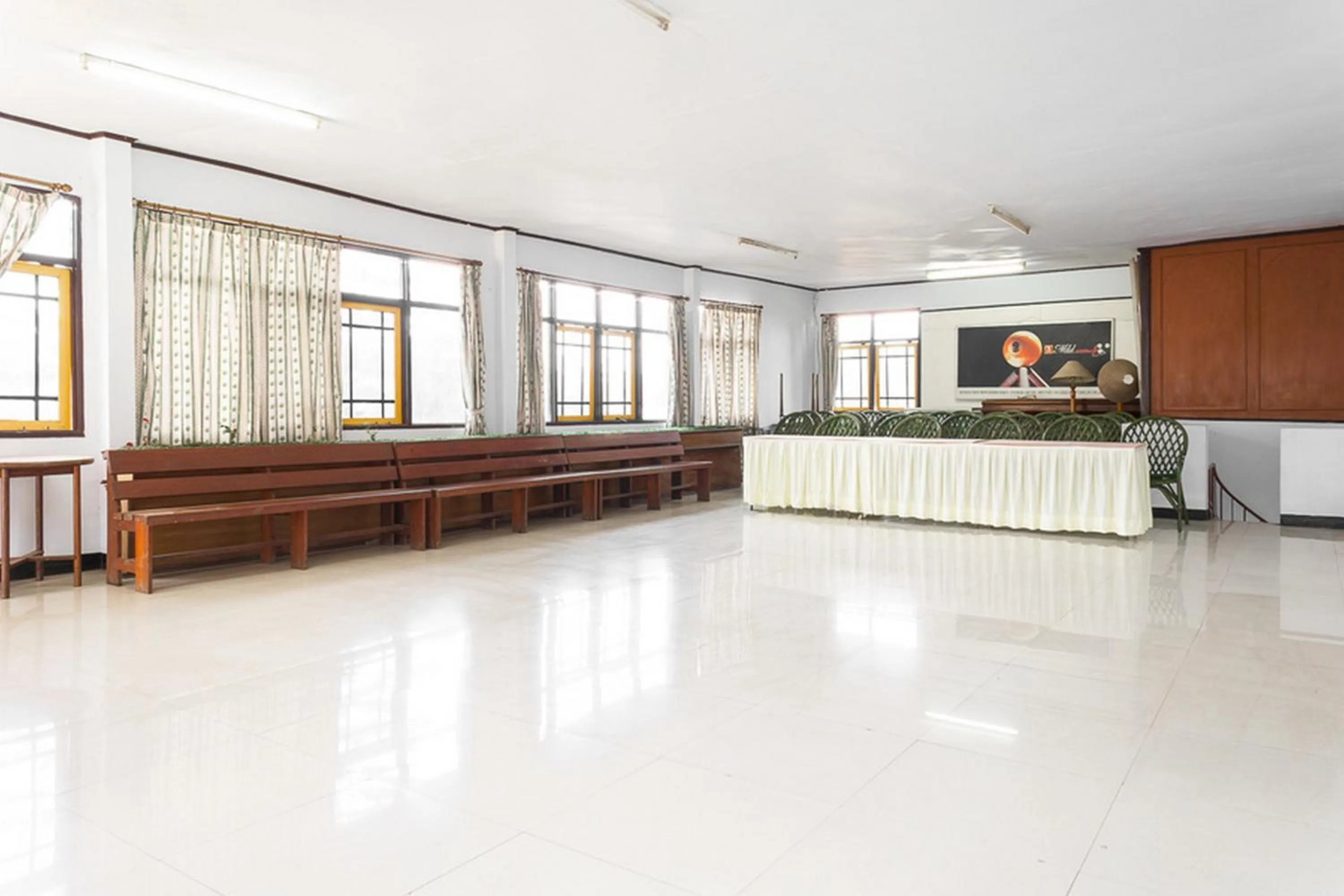 Meeting/conference room in RedDoorz @ Hotel Damanaka Pangalengan