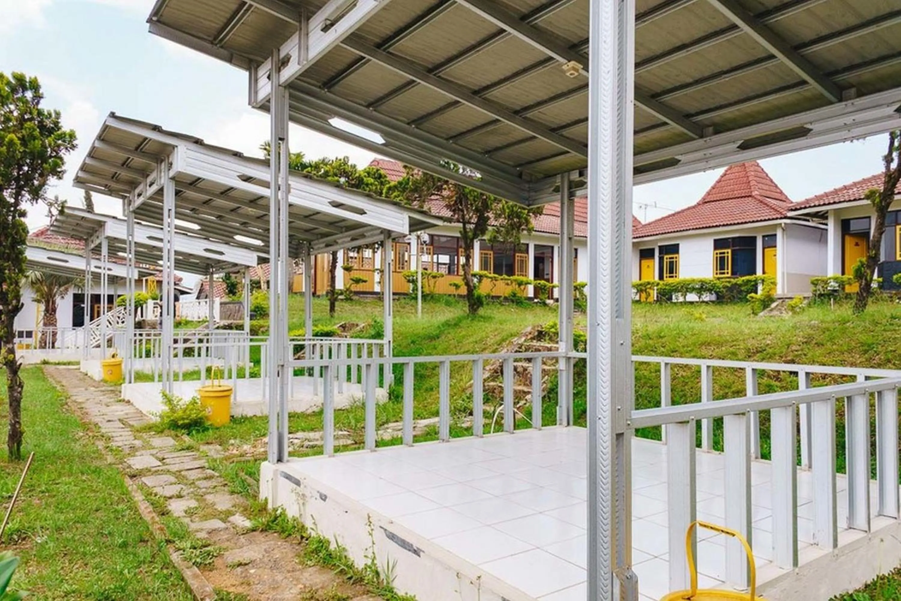 Facade/entrance in RedDoorz @ Hotel Damanaka Pangalengan