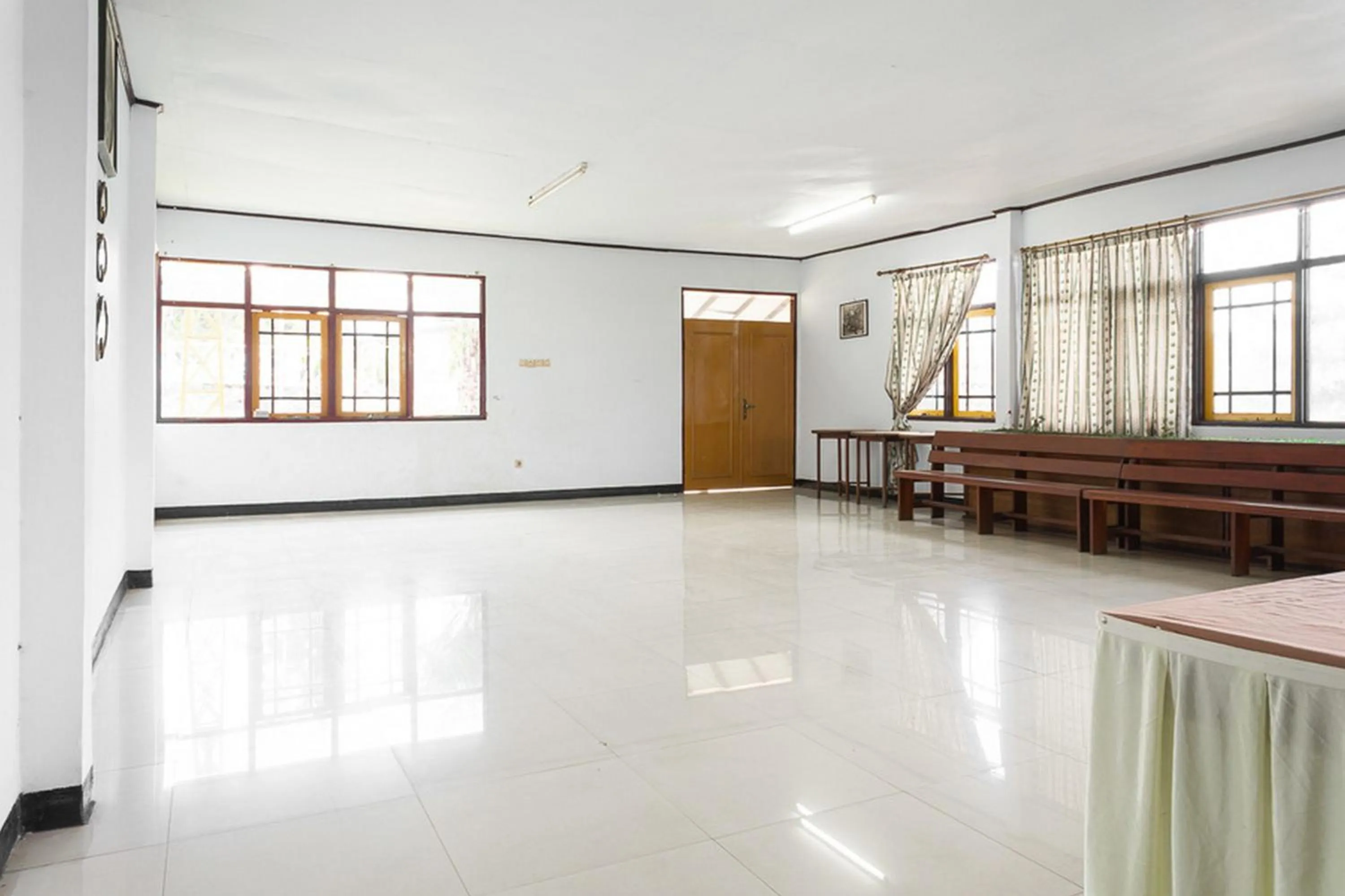 Meeting/conference room in RedDoorz @ Hotel Damanaka Pangalengan