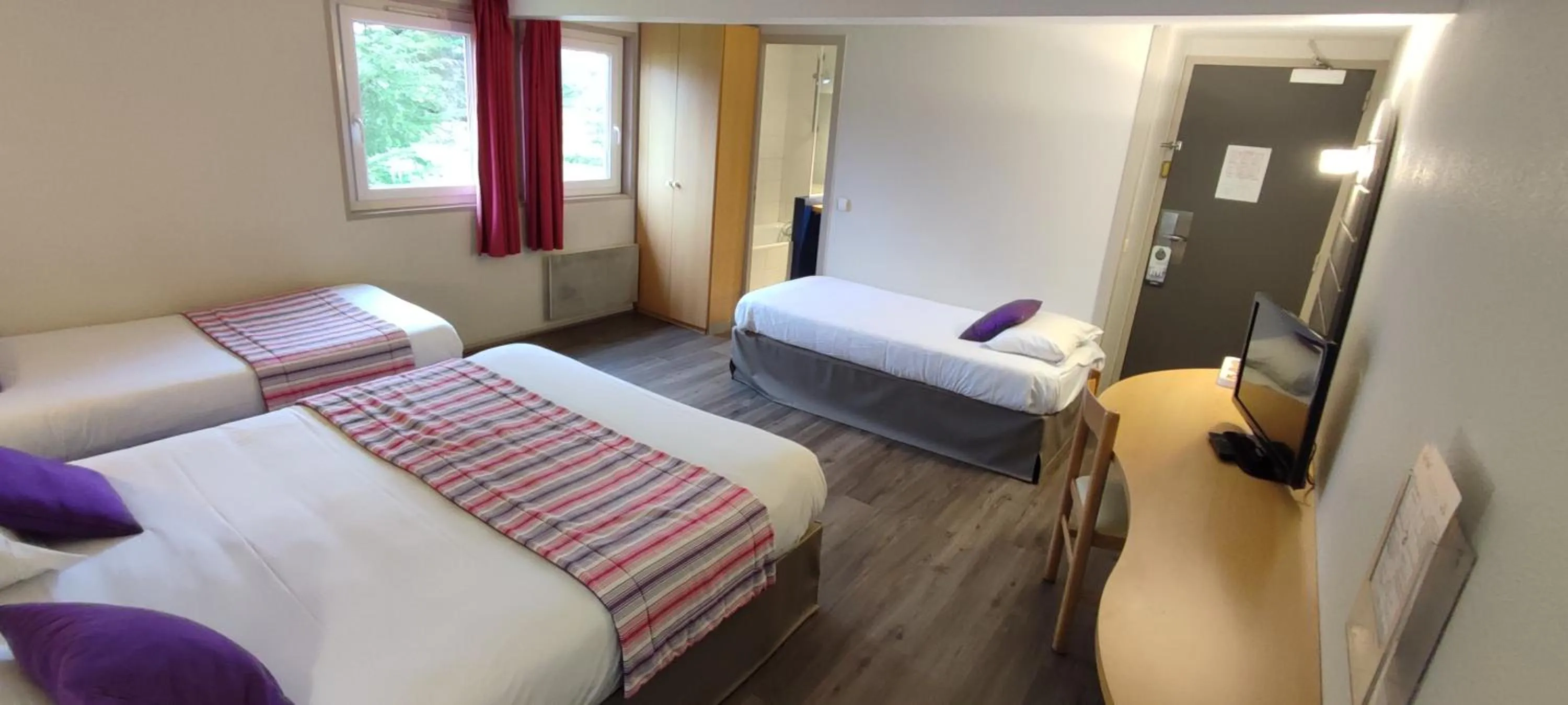 Photo of the whole room, Bed in Kyriad Orthez