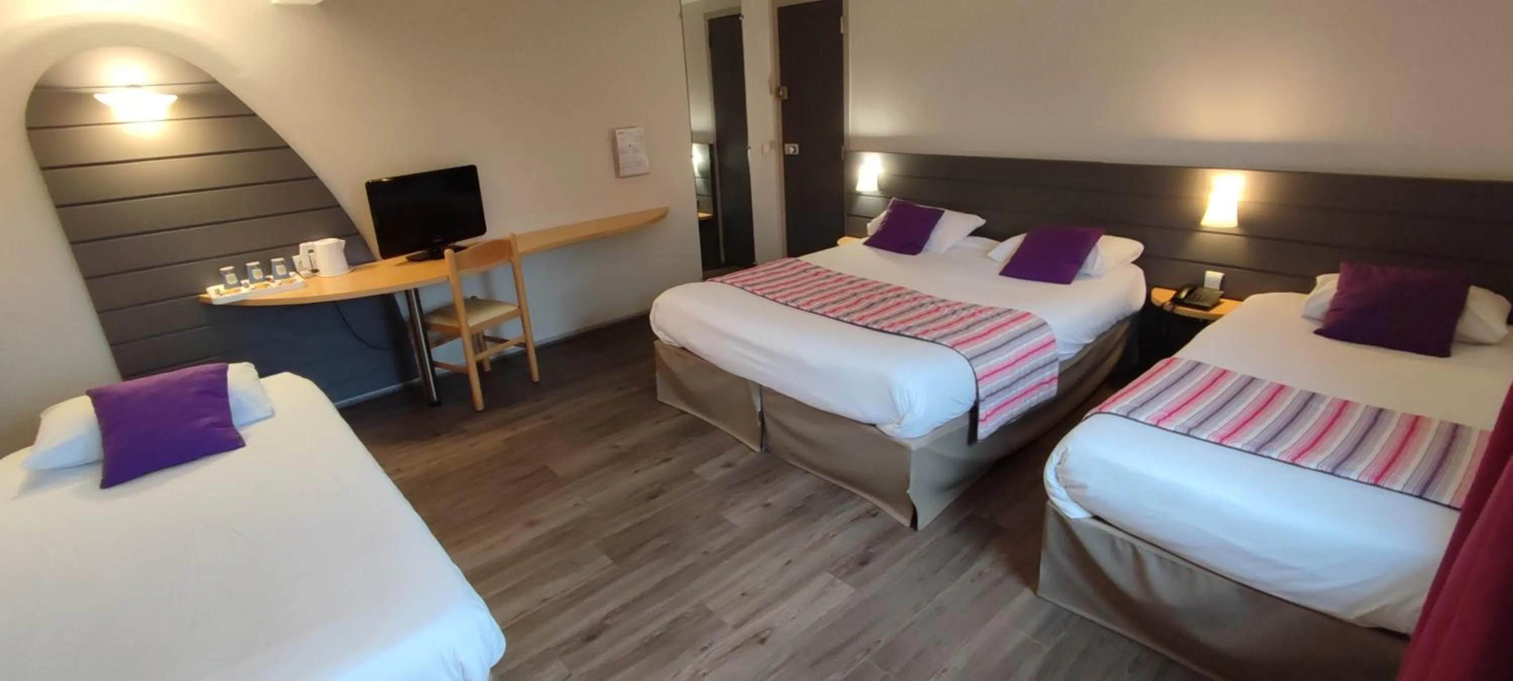 Photo of the whole room, Bed in Kyriad Orthez