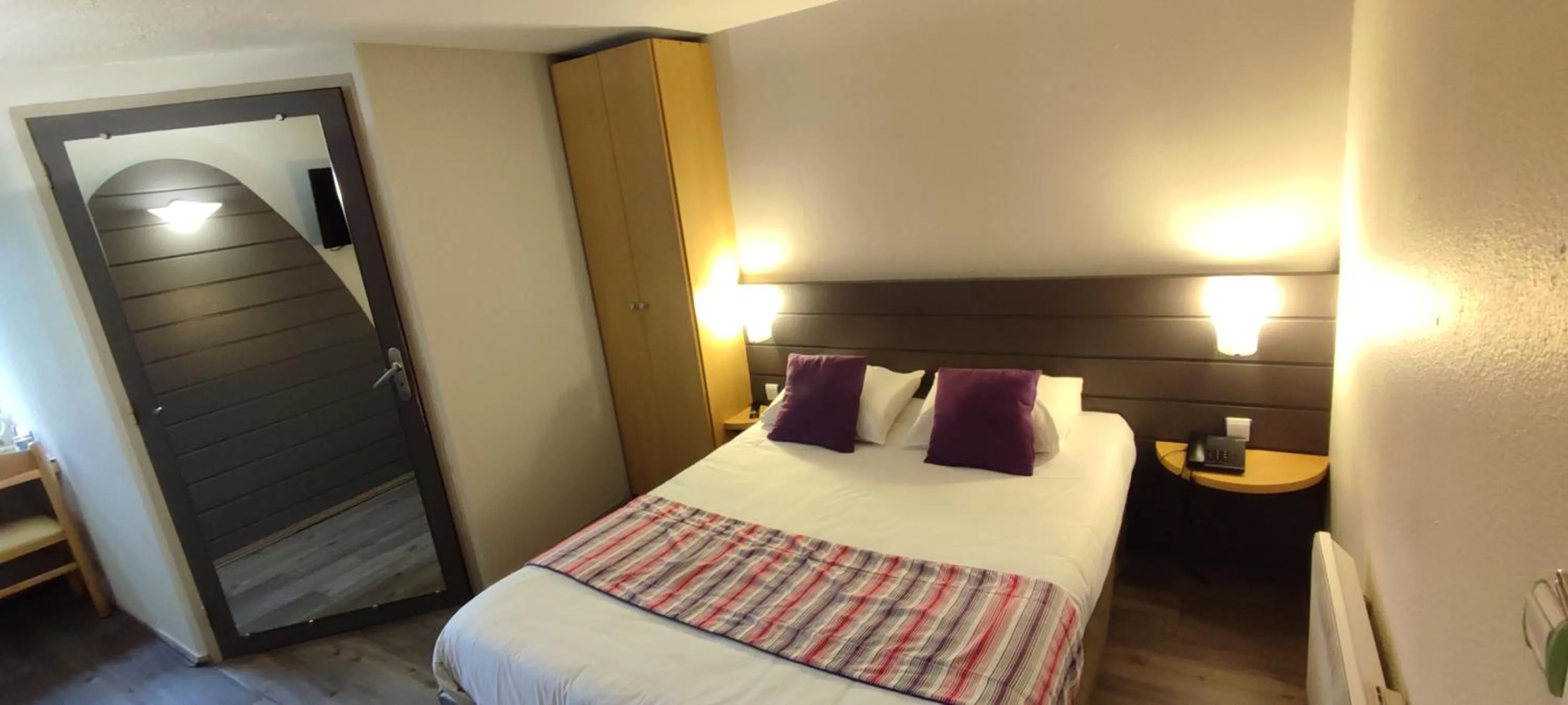 Photo of the whole room, Bed in Kyriad Orthez