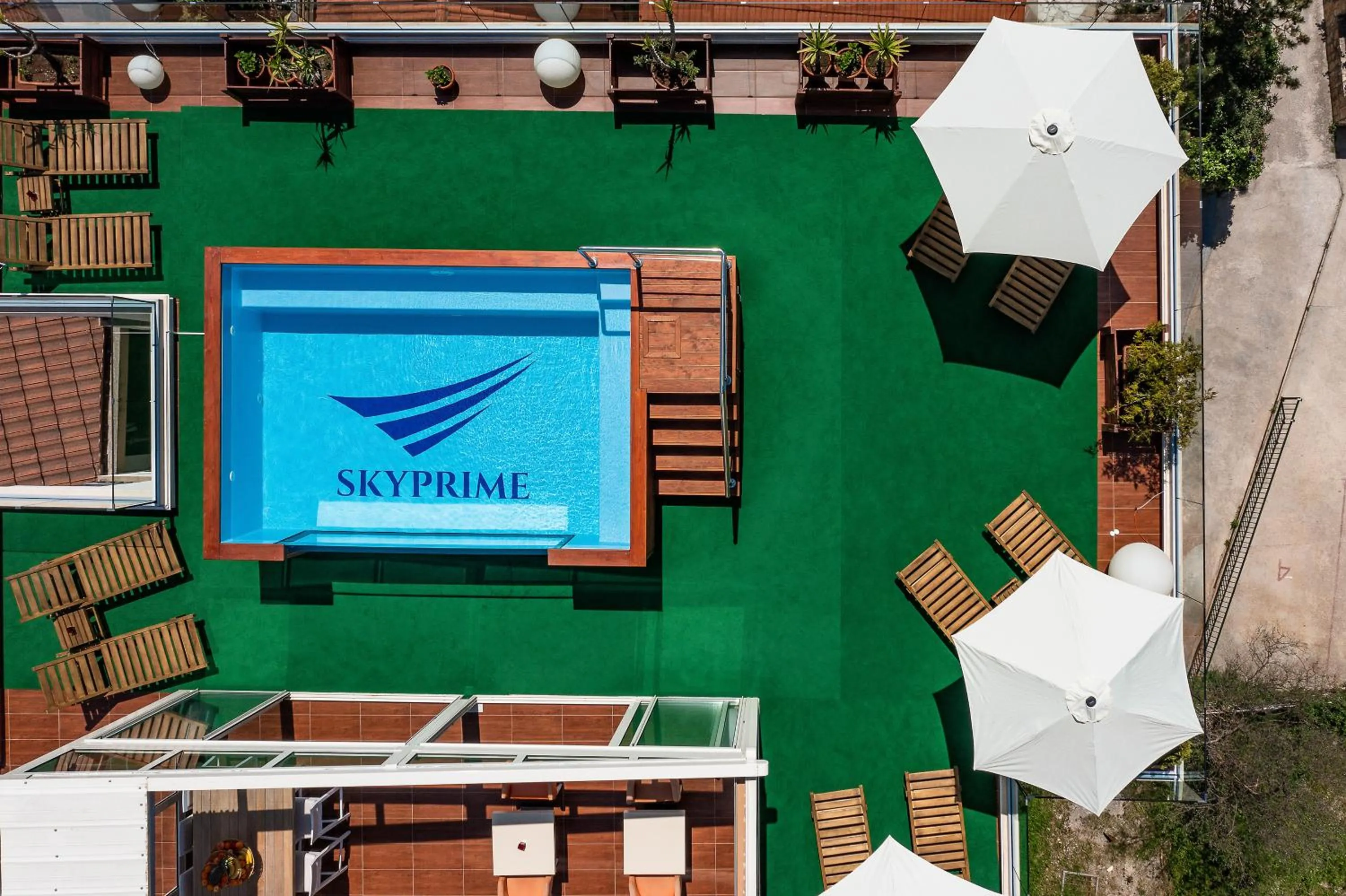 Swimming pool in Villa Skyprime