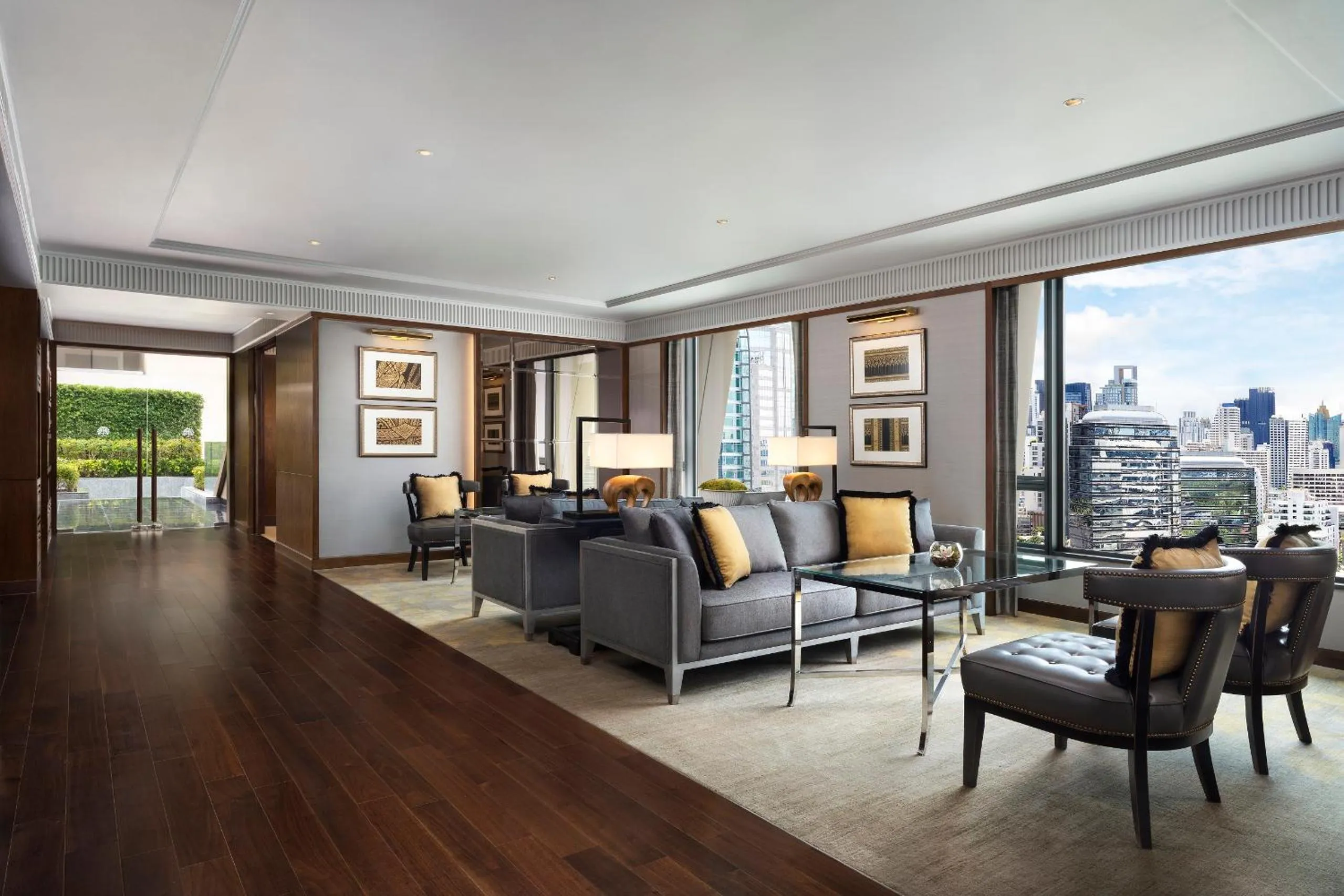 Lounge or bar in Sindhorn Kempinski Hotel Bangkok