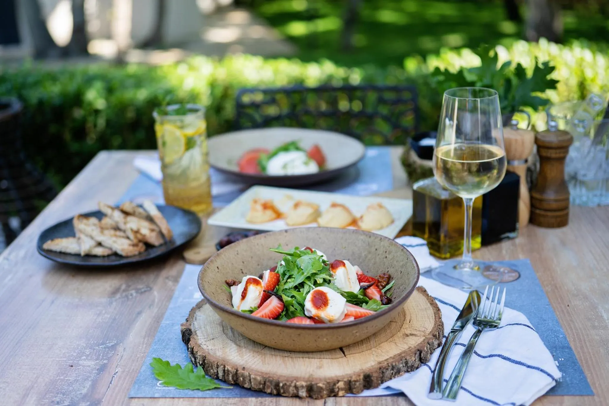 Restaurant/places to eat in Utopia Forest