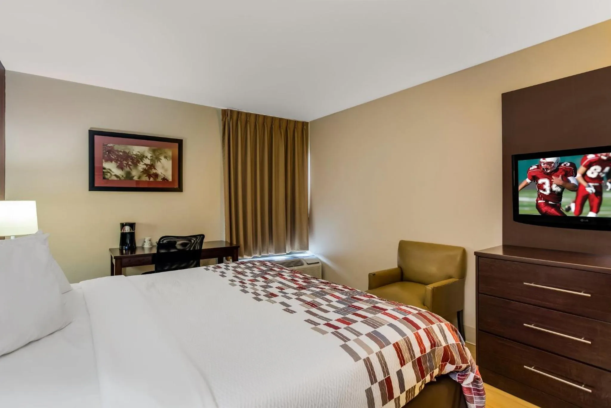 Photo of the whole room, Bed in Red Roof Inn Nashville - Music City