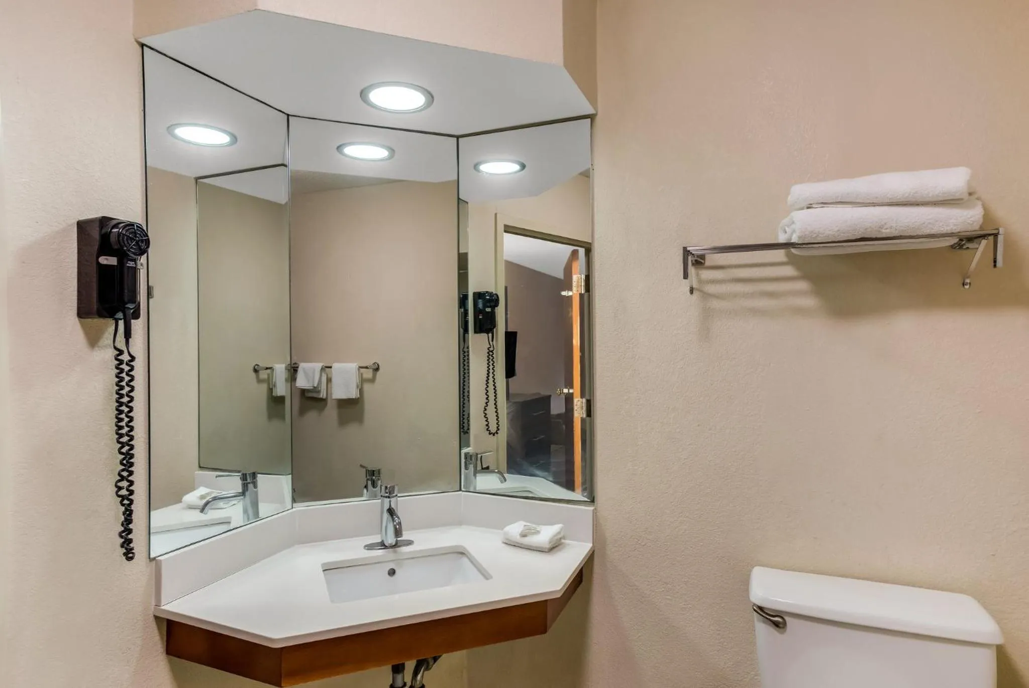 Bathroom in Red Roof Inn Nashville - Music City