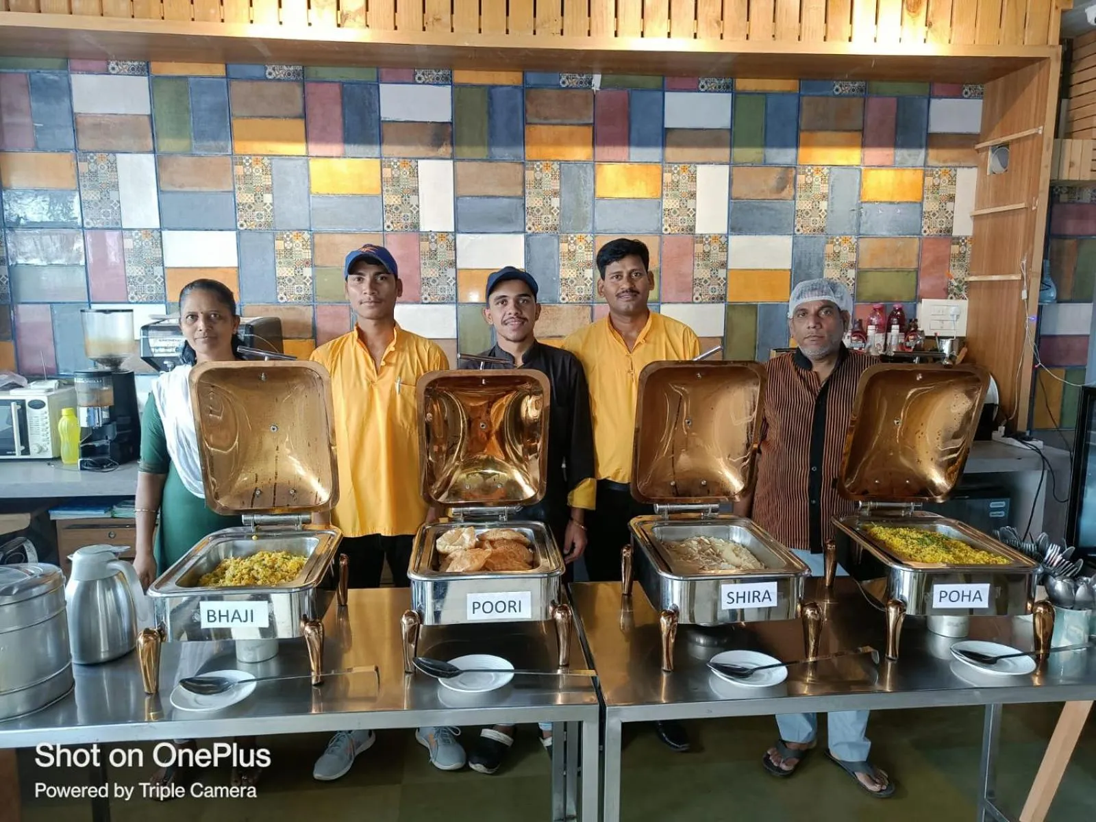 Restaurant/places to eat in Hotel Highway Inn Andheri East