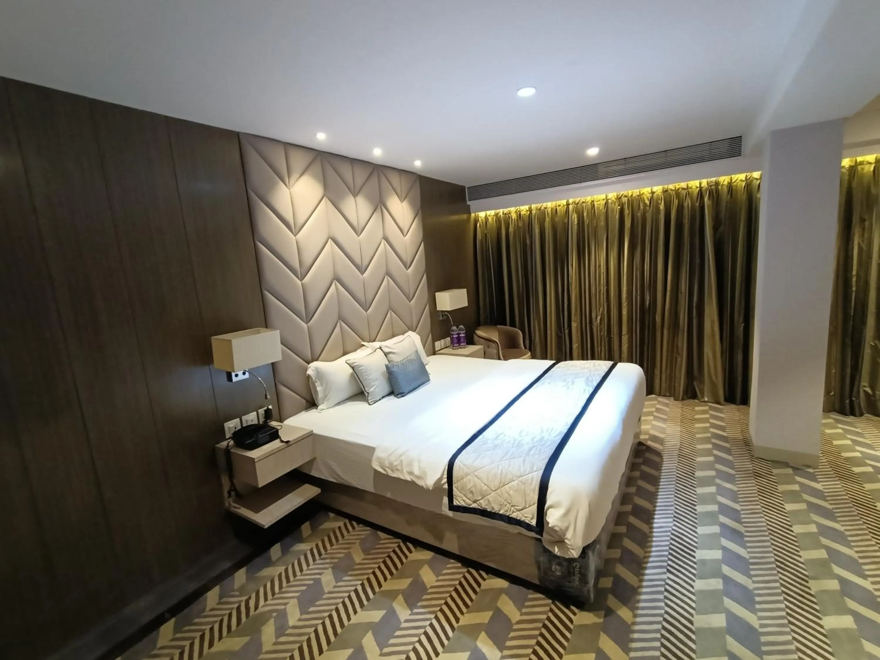 Bed in Hotel Highway Inn Andheri East