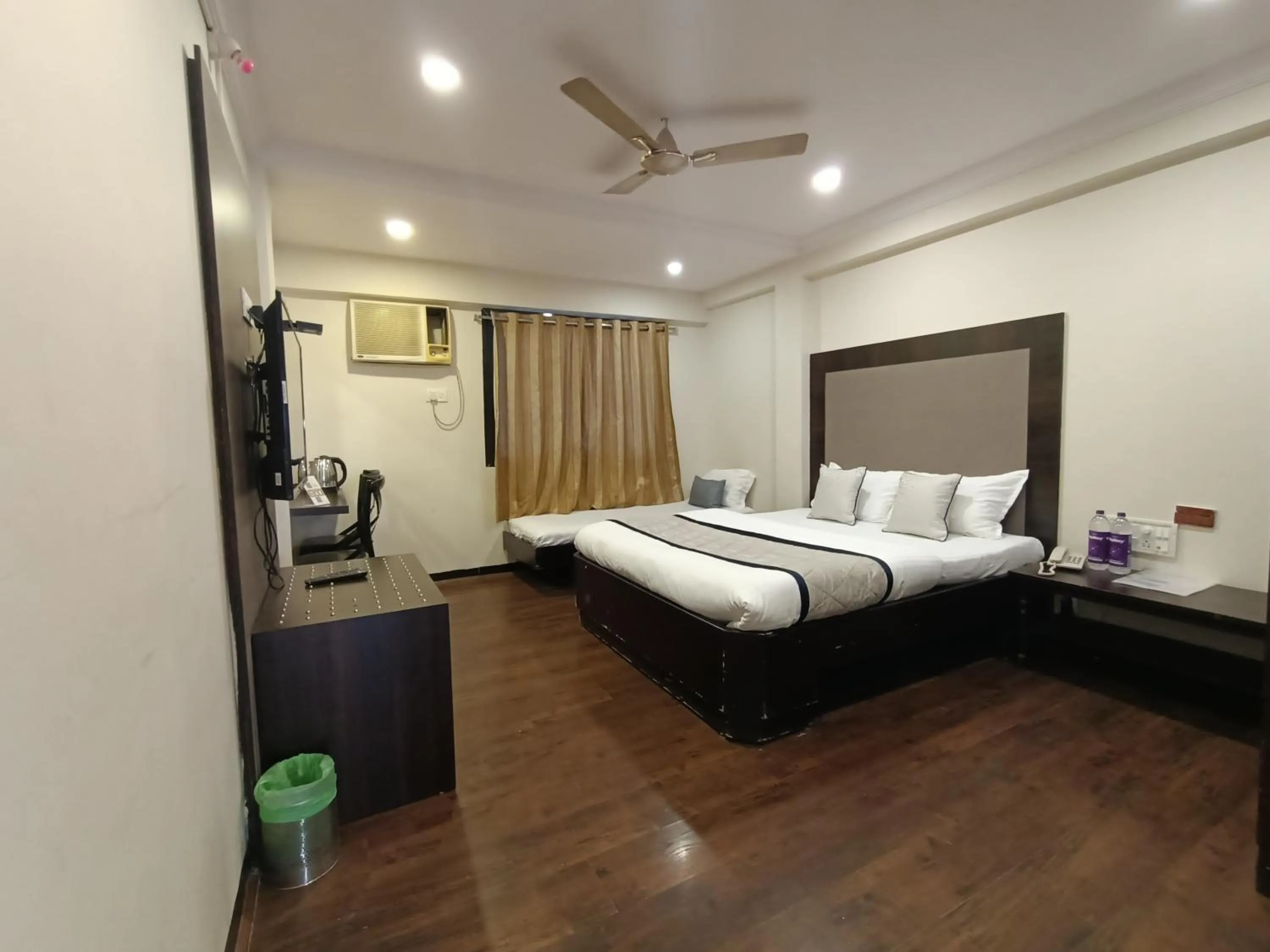 Bed in Hotel Highway Inn Andheri East
