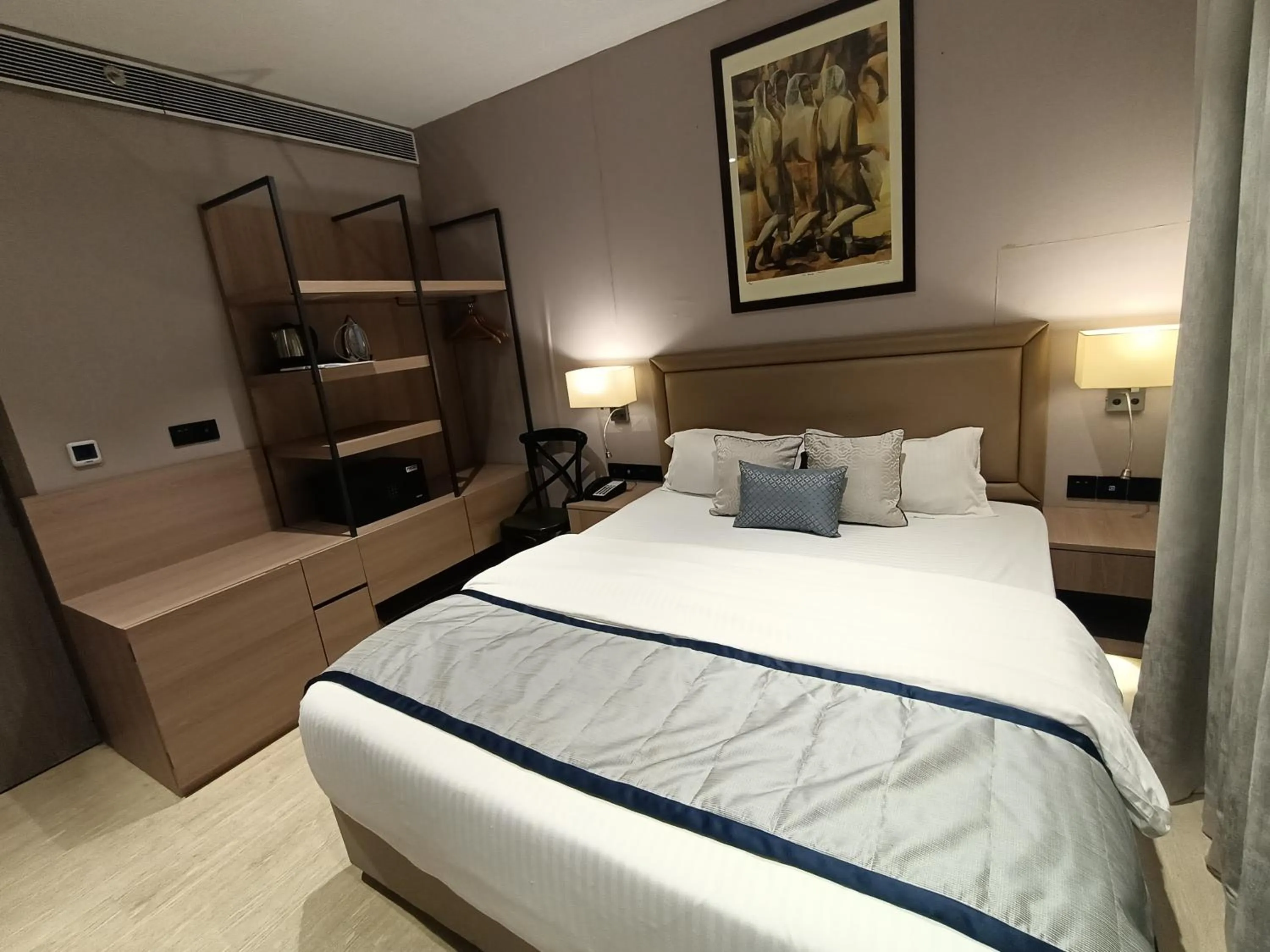 Bed in Hotel Highway Inn Andheri East