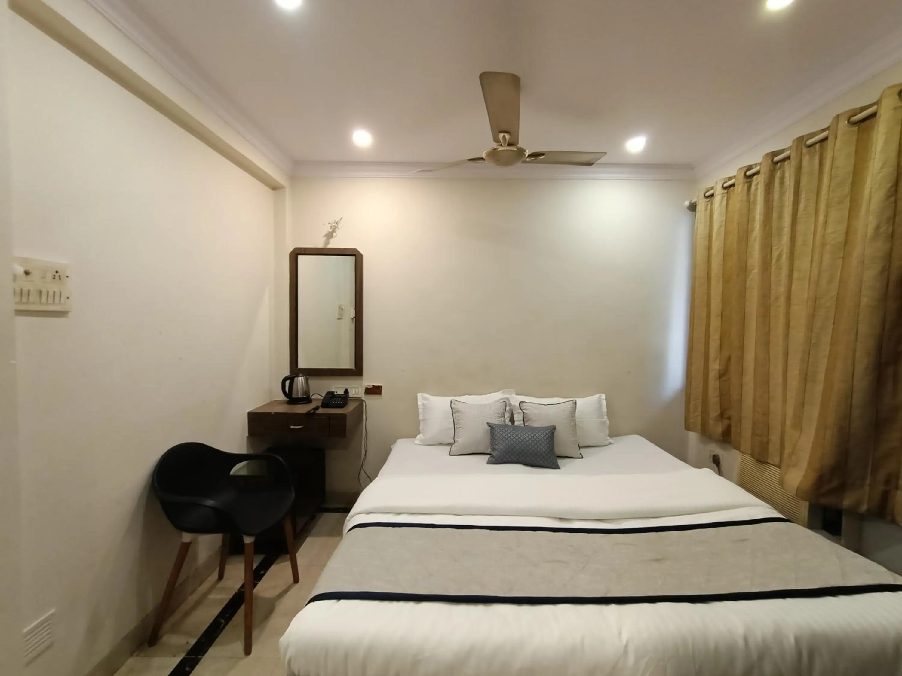 Bed in Hotel Highway Inn Andheri East