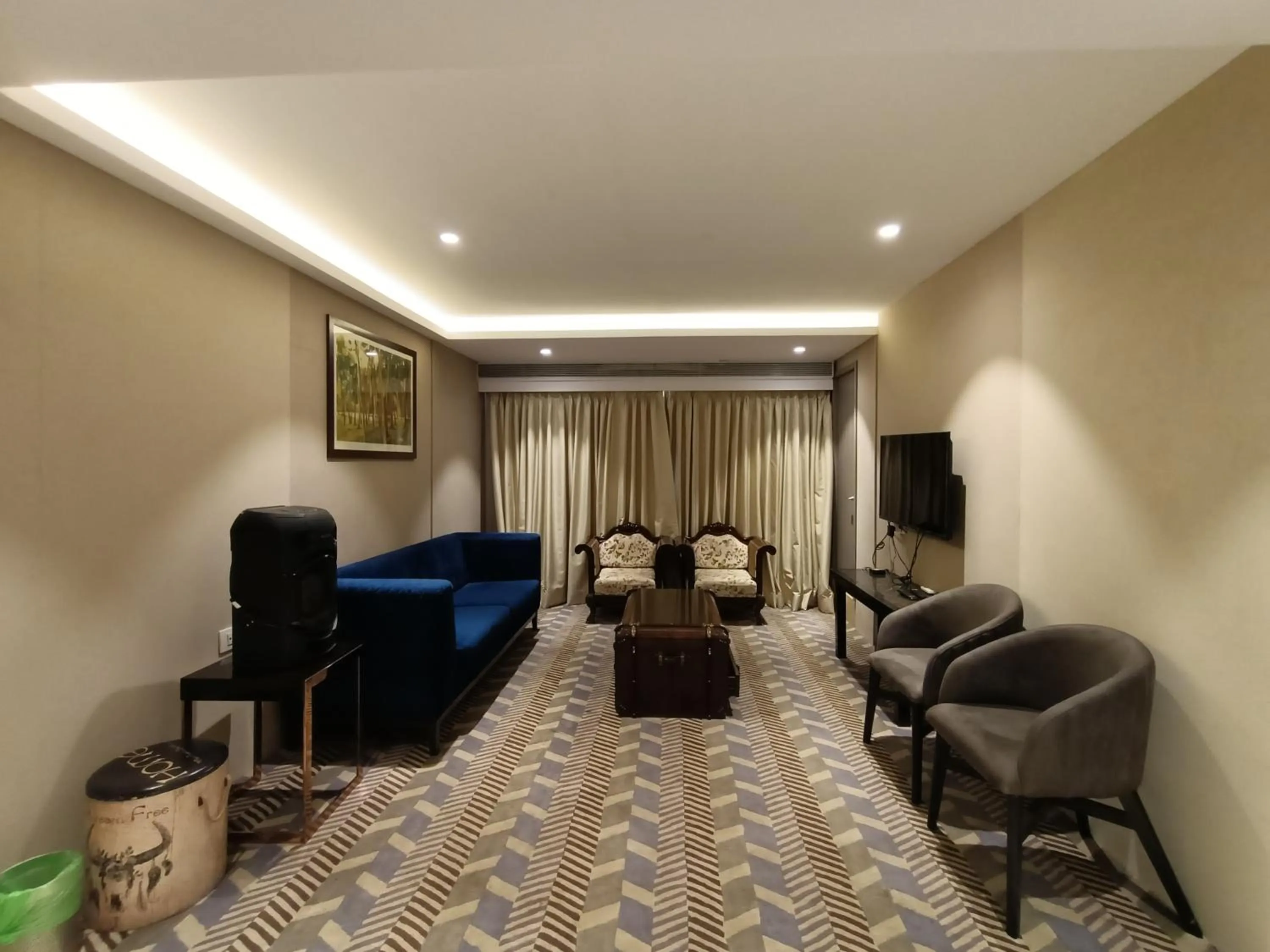 TV and multimedia in Hotel Highway Inn Andheri East