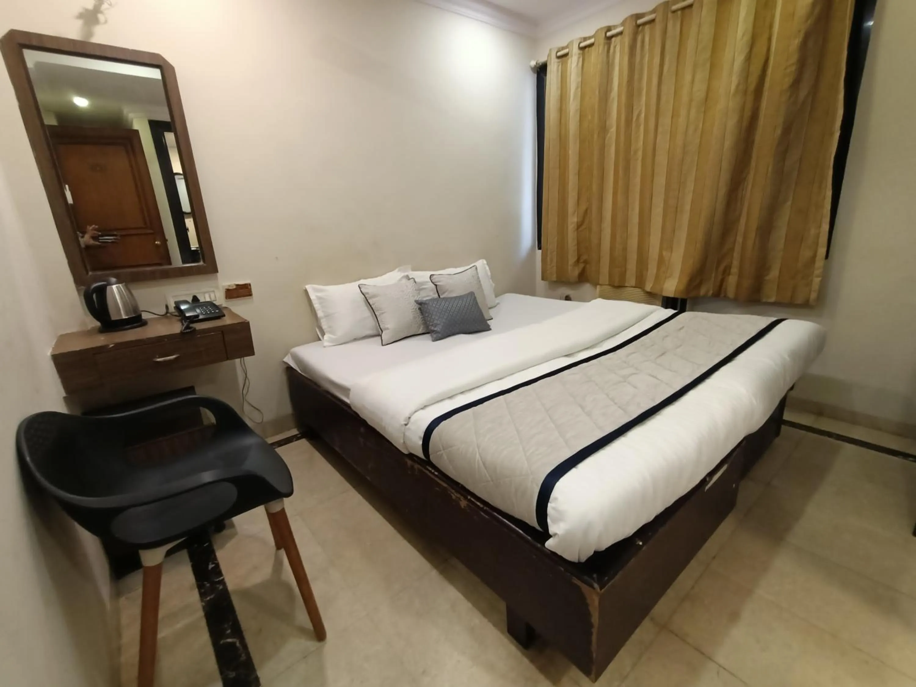 Bed in Hotel Highway Inn Andheri East