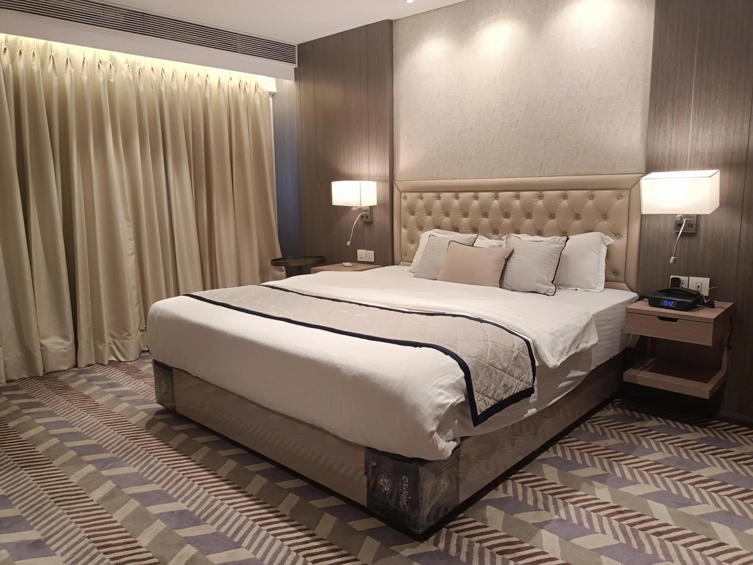 Bed in Hotel Highway Inn Andheri East