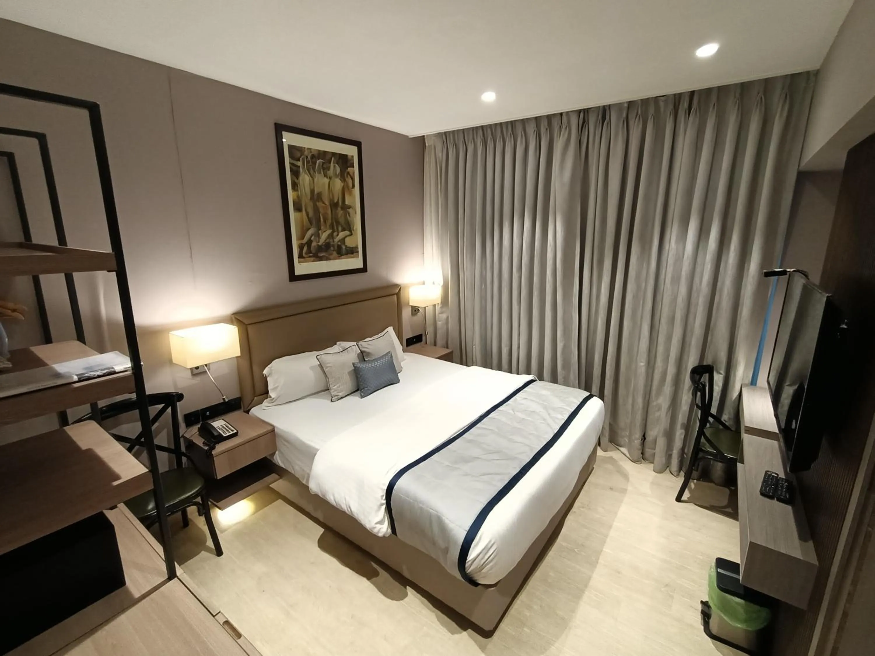 Bed in Hotel Highway Inn Andheri East