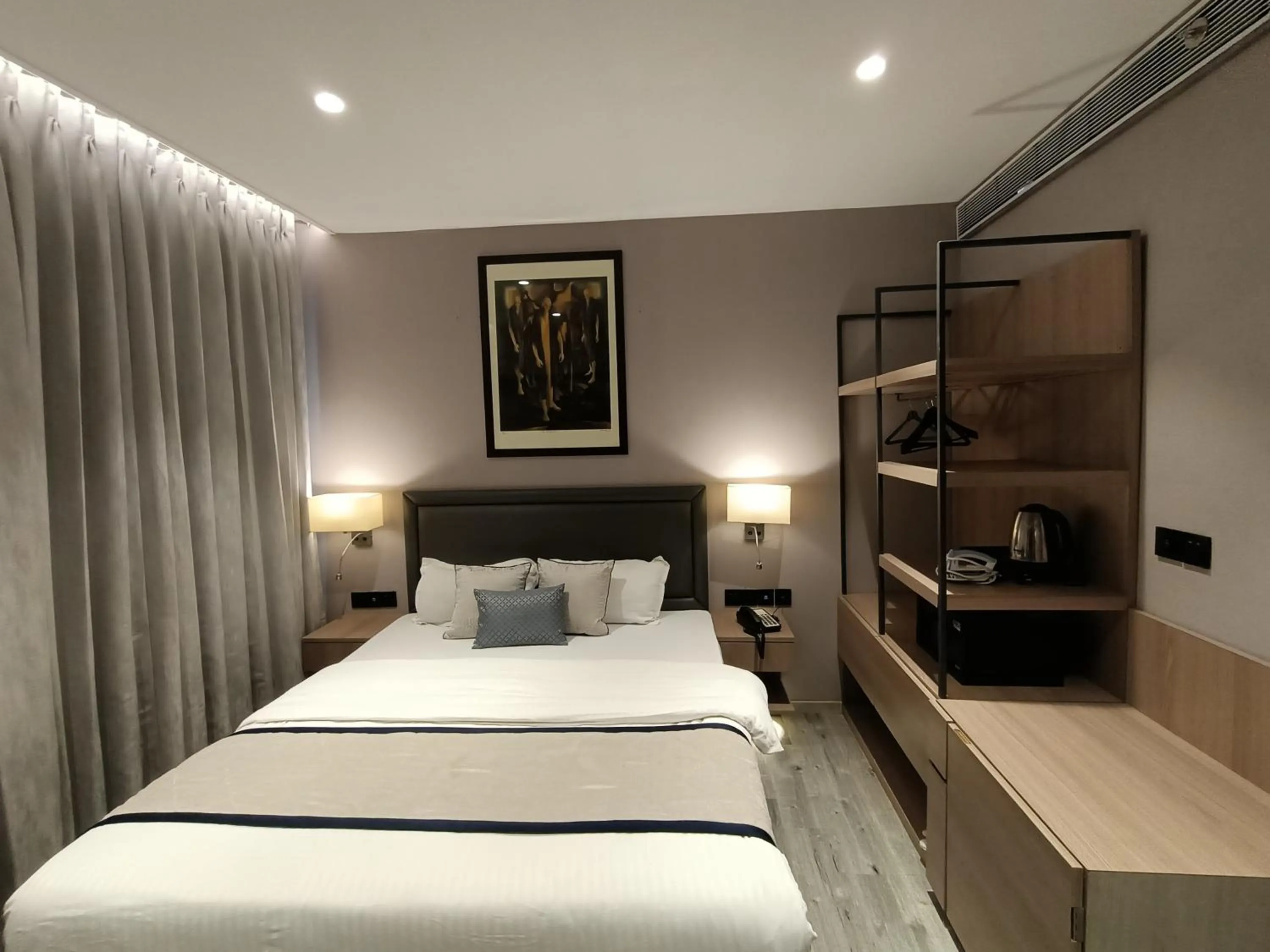 Bed in Hotel Highway Inn Andheri East