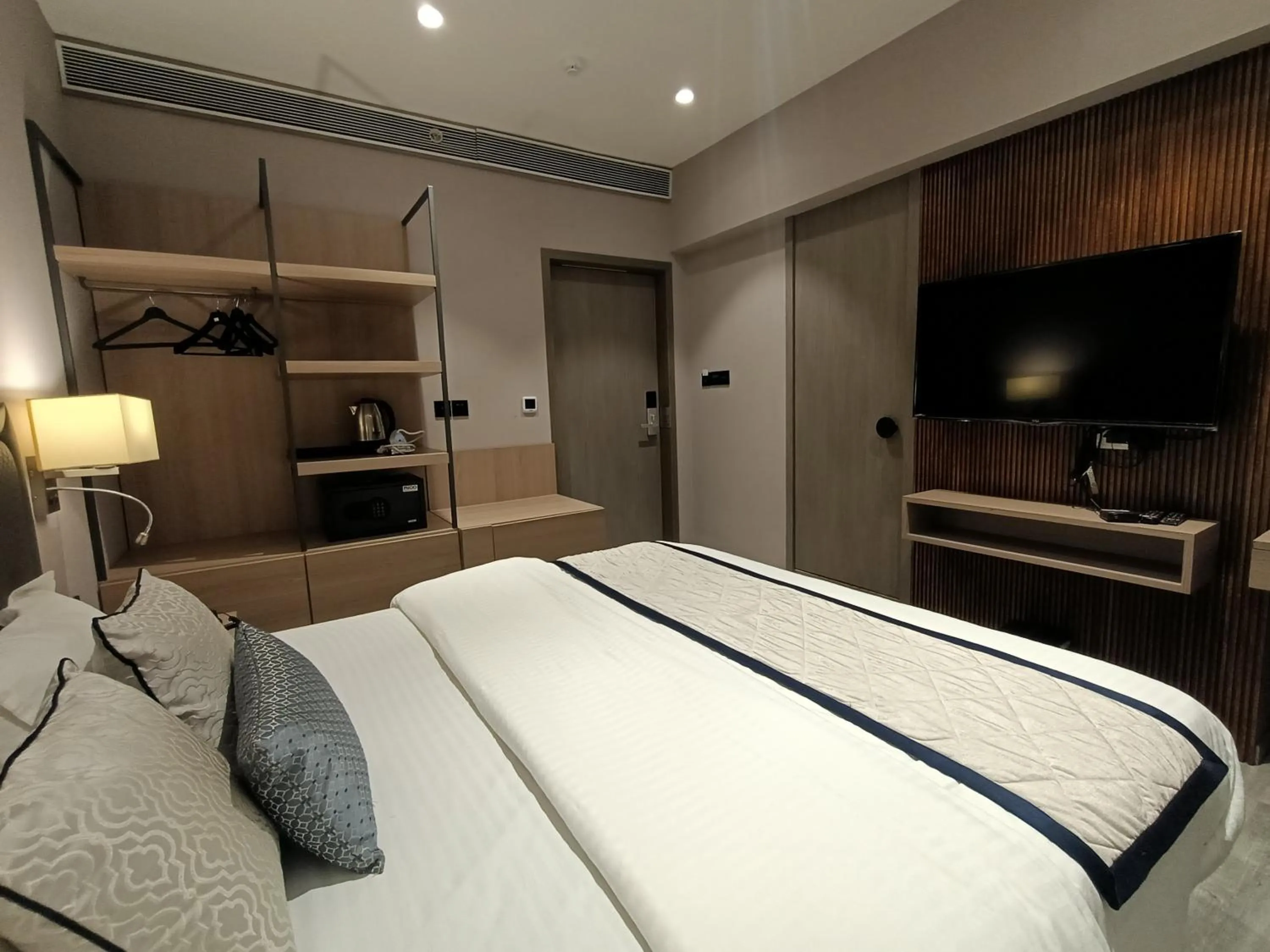 Bed in Hotel Highway Inn Andheri East