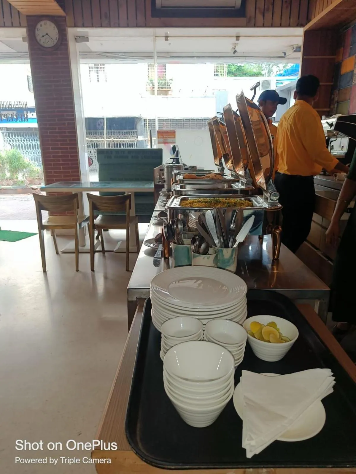 Restaurant/places to eat in Hotel Highway Inn Andheri East