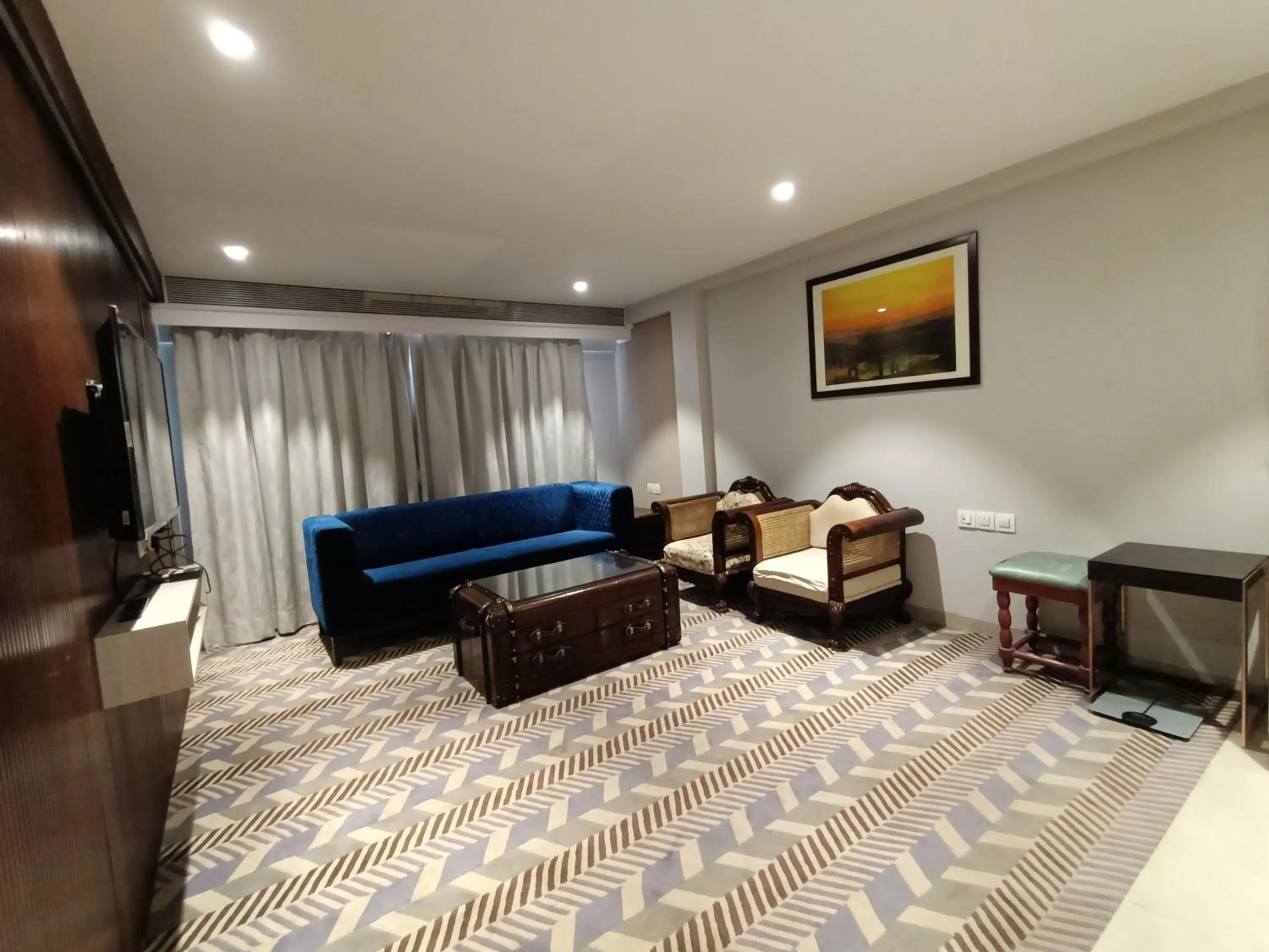 Communal lounge/ TV room, Bed in Hotel Highway Inn Andheri East