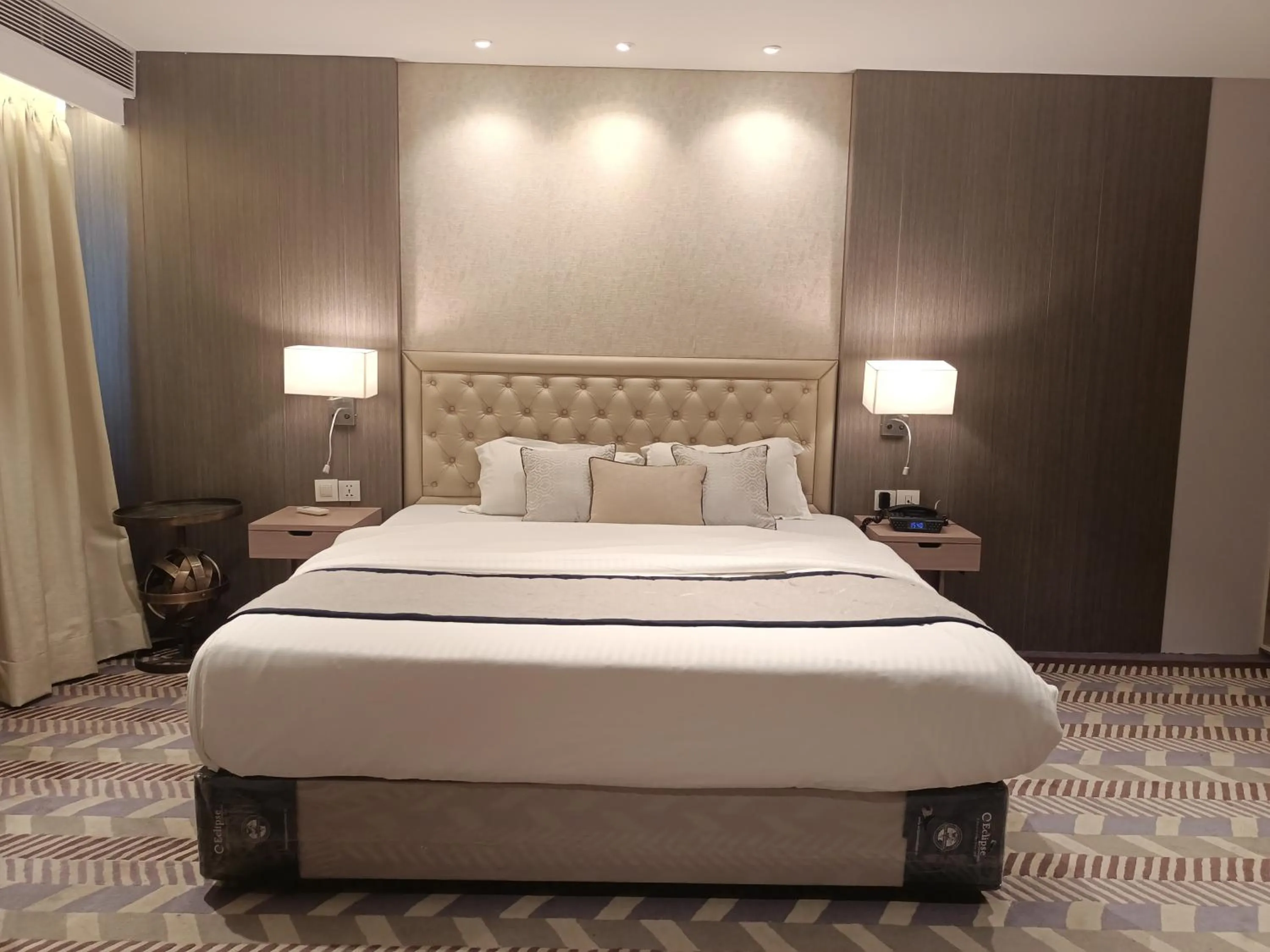 Bed in Hotel Highway Inn Andheri East