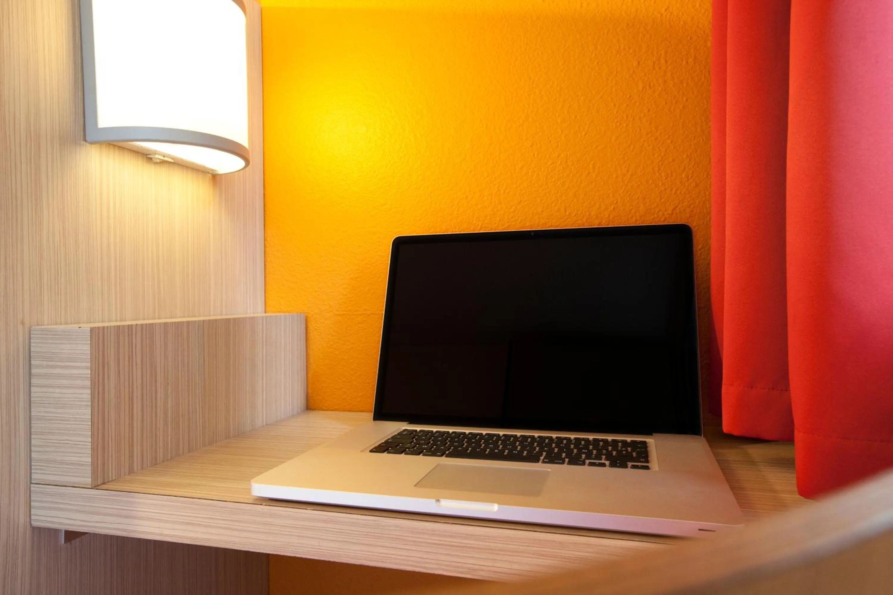 TV and multimedia in FAST HOTEL Les Ulis - Courtabœuf