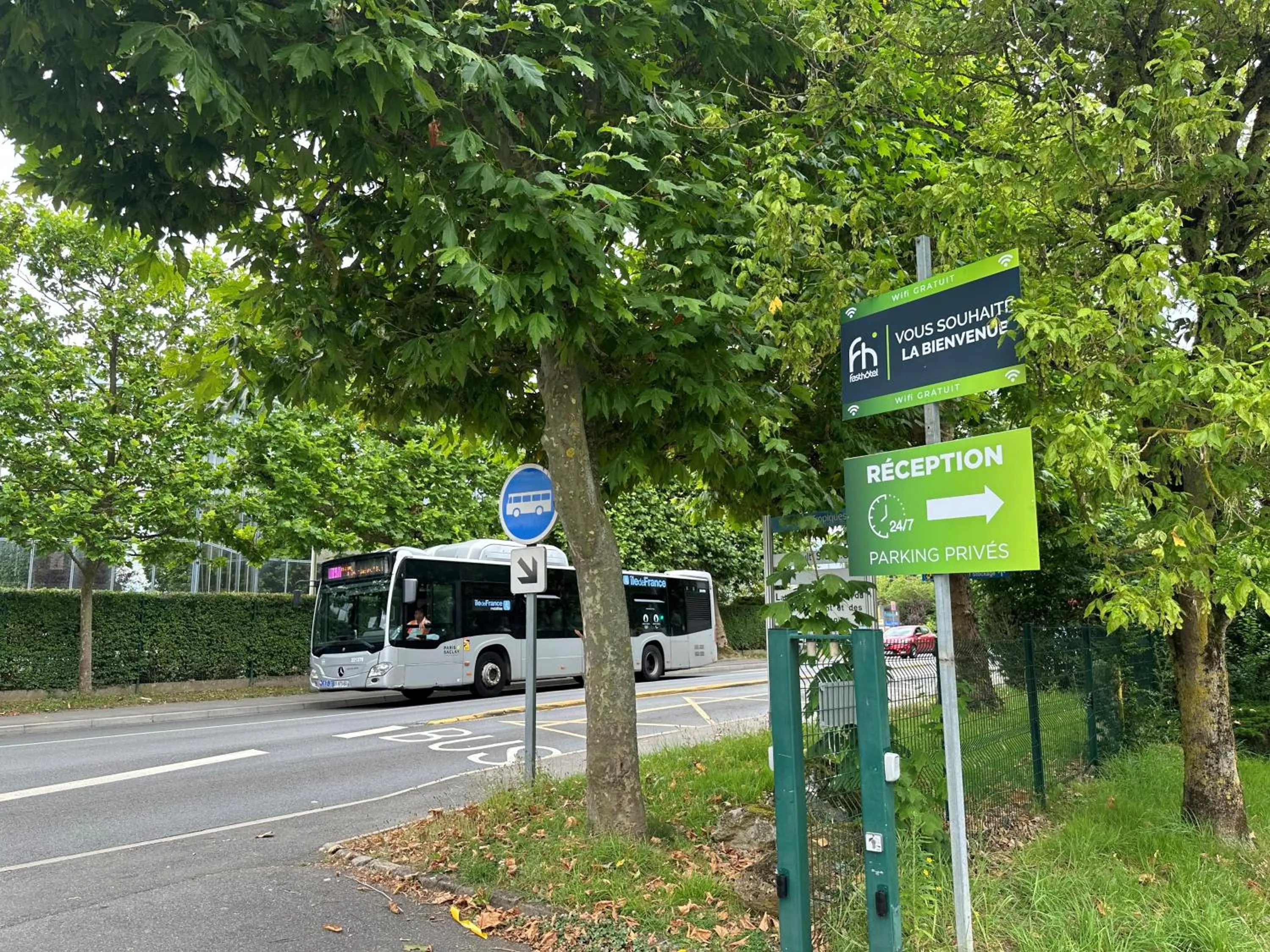 Quiet street view in FAST HOTEL Les Ulis - Courtabœuf
