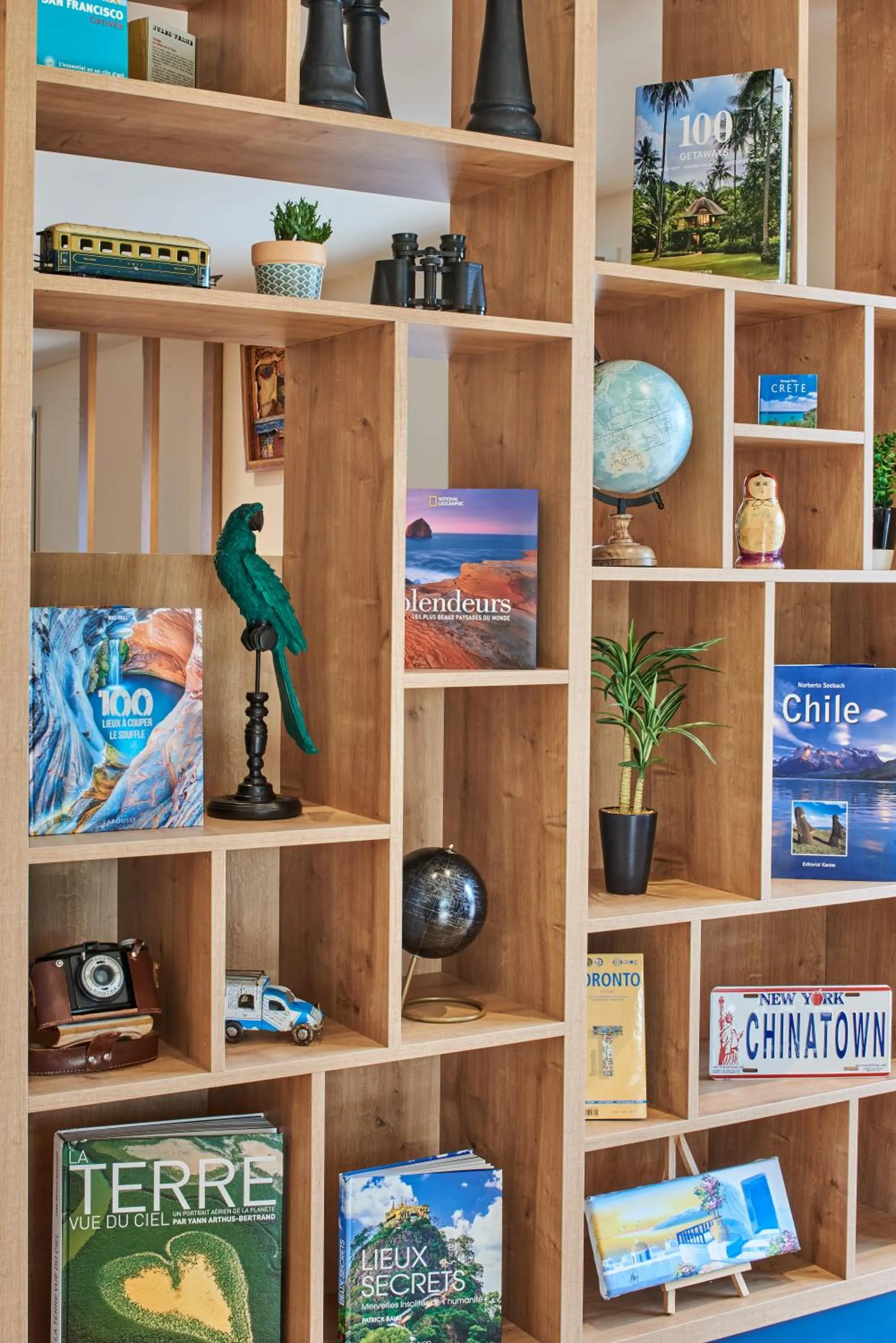 Library in Kyriad Paris Sud Les Ulis Courtaboeuf