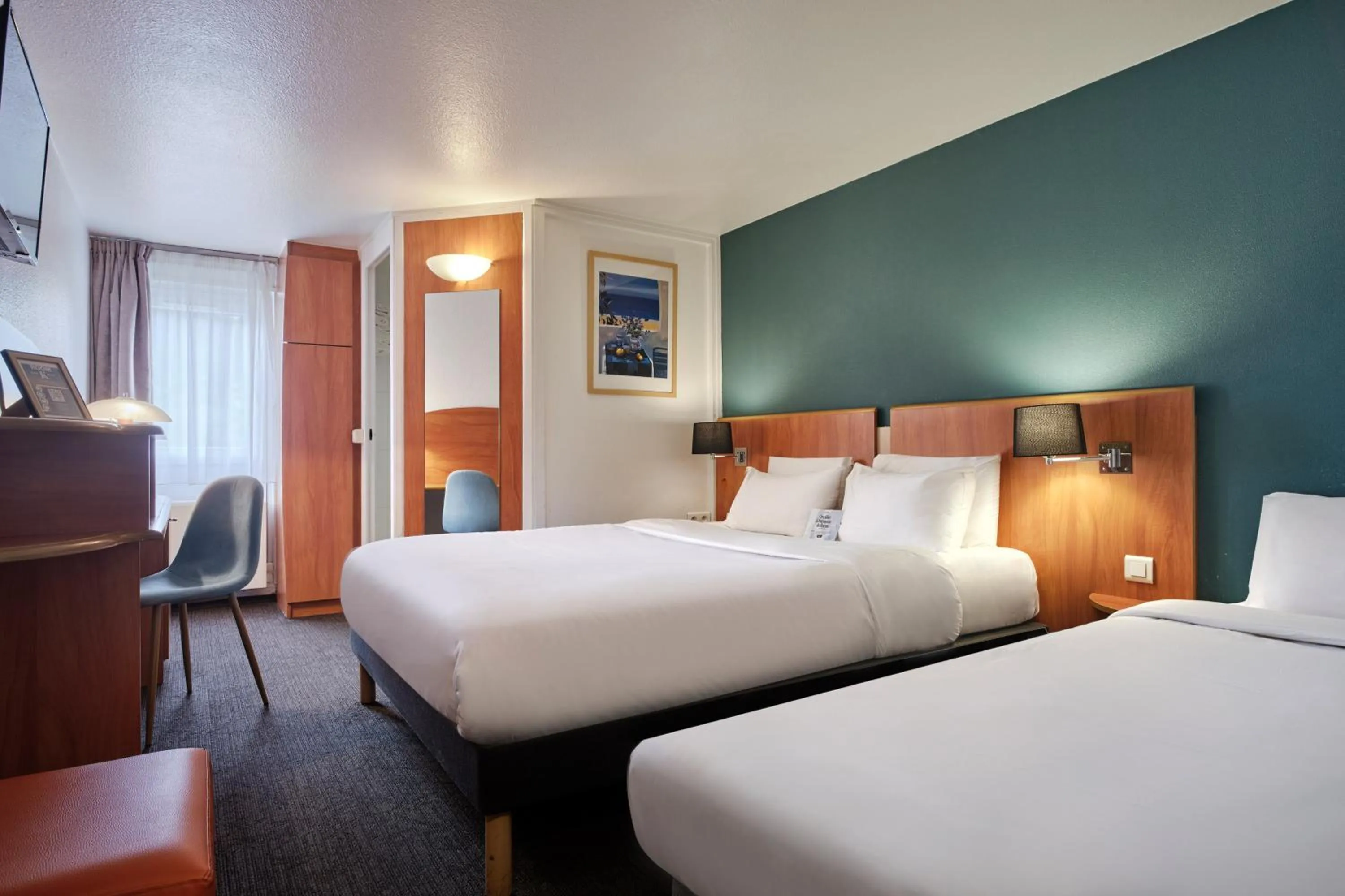 Photo of the whole room, Bed in Kyriad Paris Sud Les Ulis Courtaboeuf