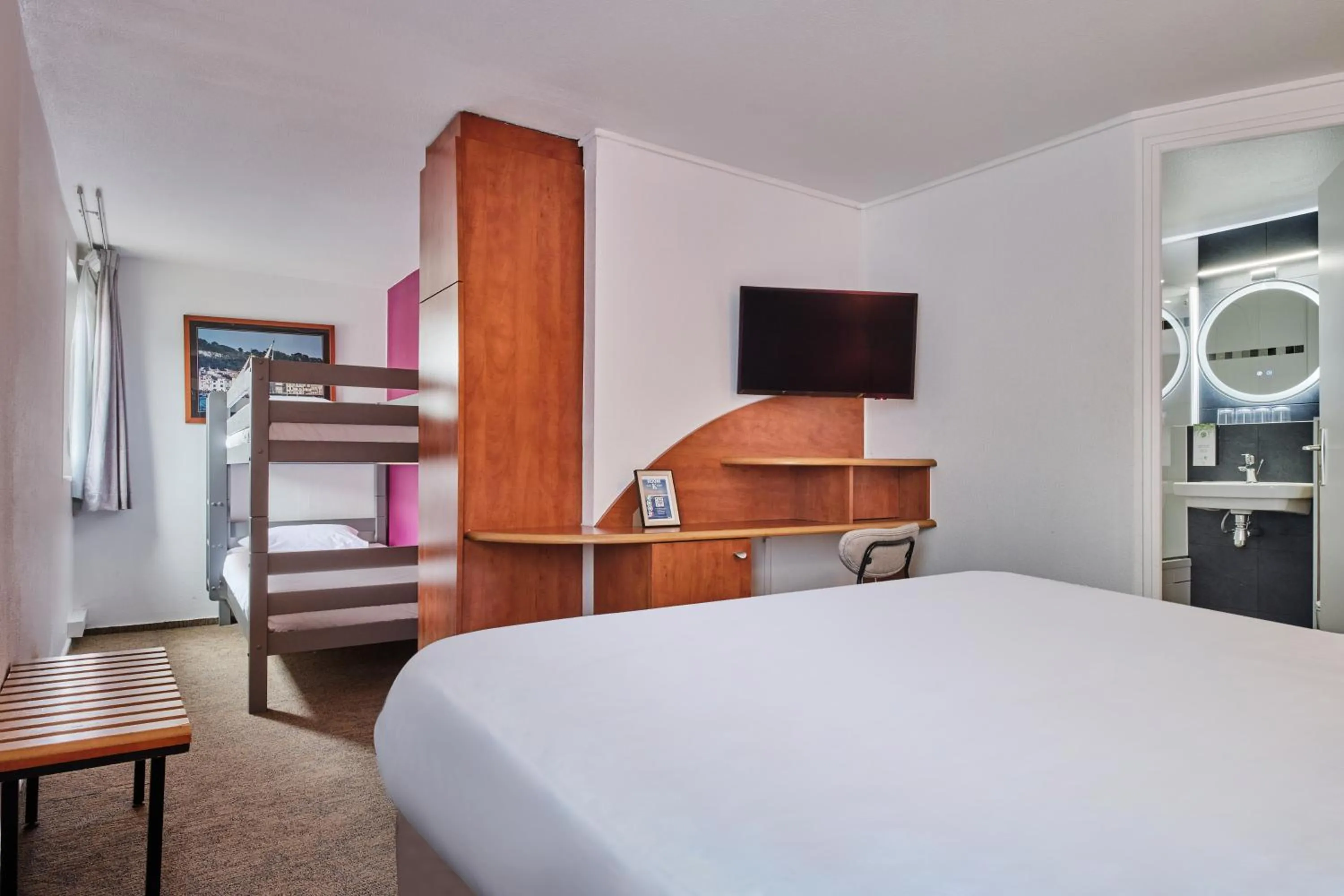 Photo of the whole room, Bed in Kyriad Paris Sud Les Ulis Courtaboeuf