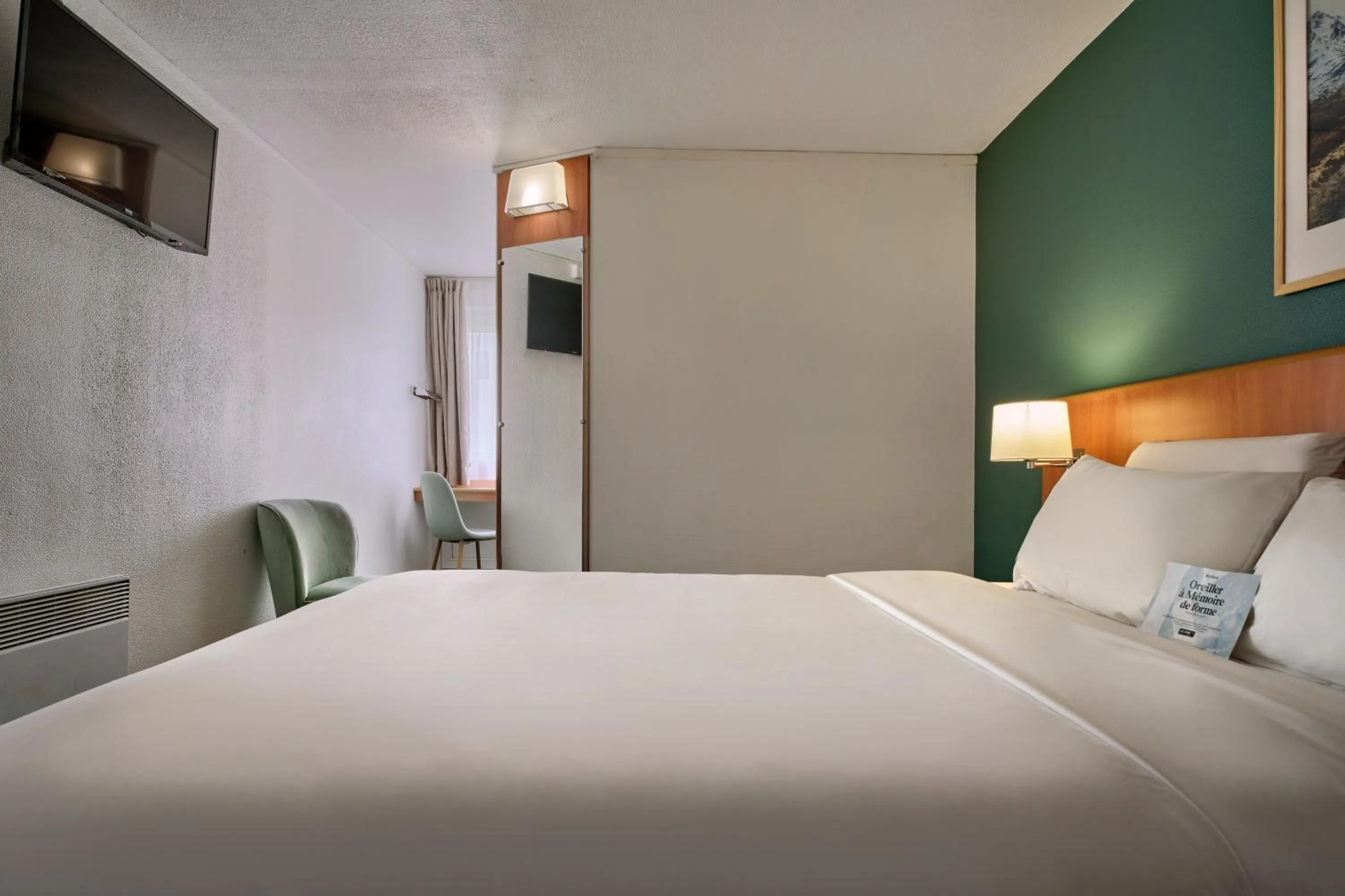 Bed in Kyriad Paris Sud Les Ulis Courtaboeuf