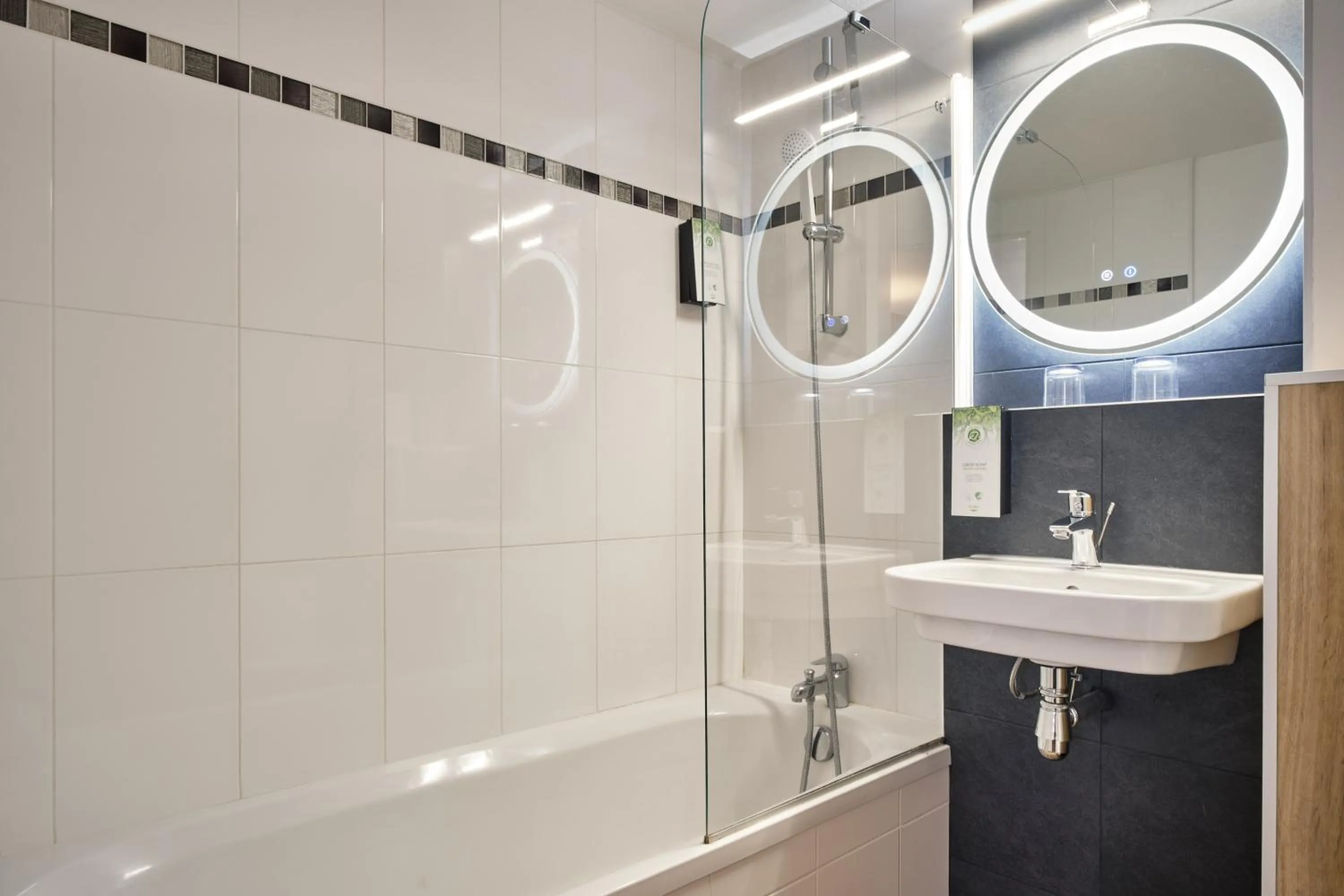 Bathroom in Kyriad Paris Sud Les Ulis Courtaboeuf