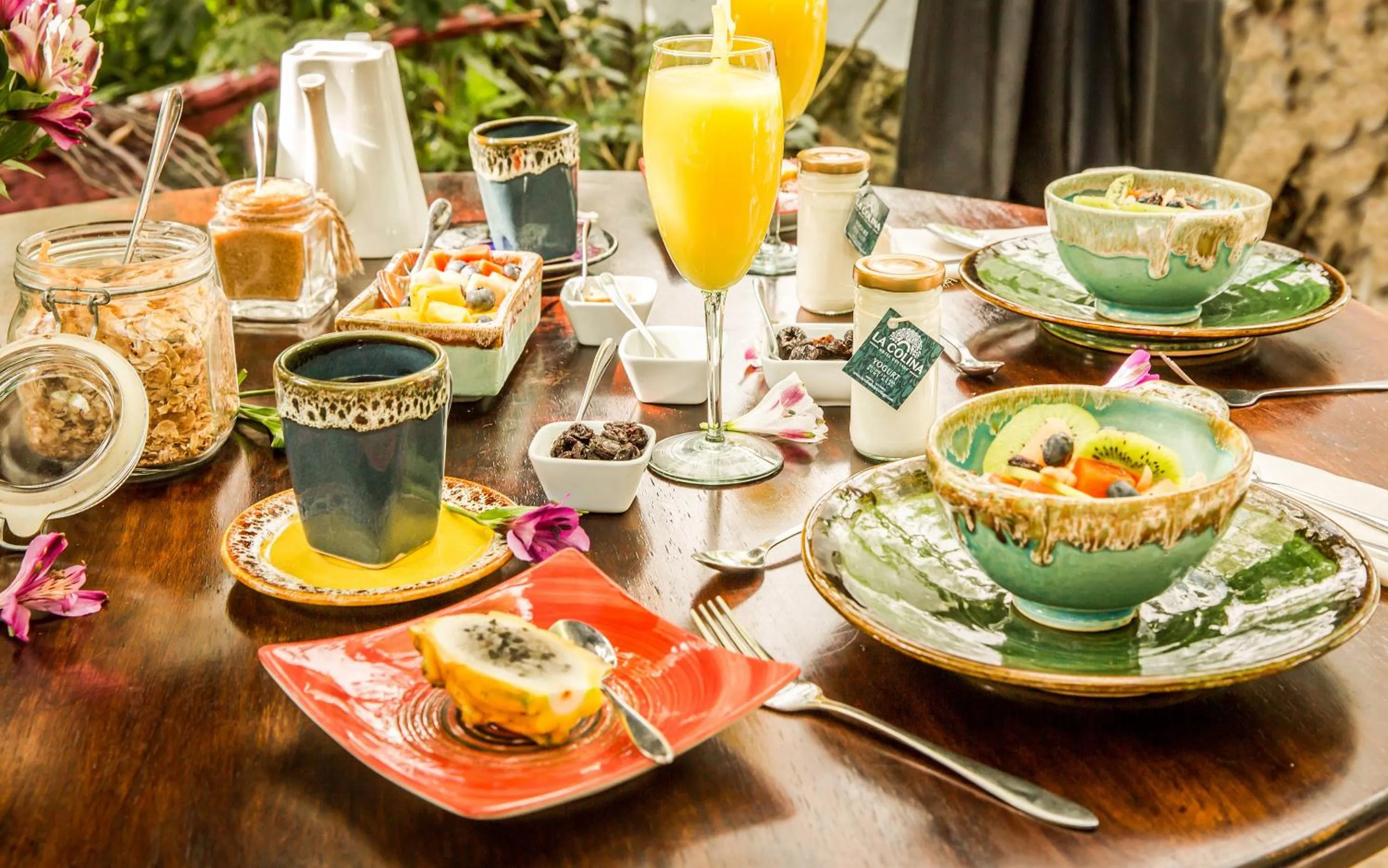 Restaurant/places to eat in La Colina Hotel Cottage