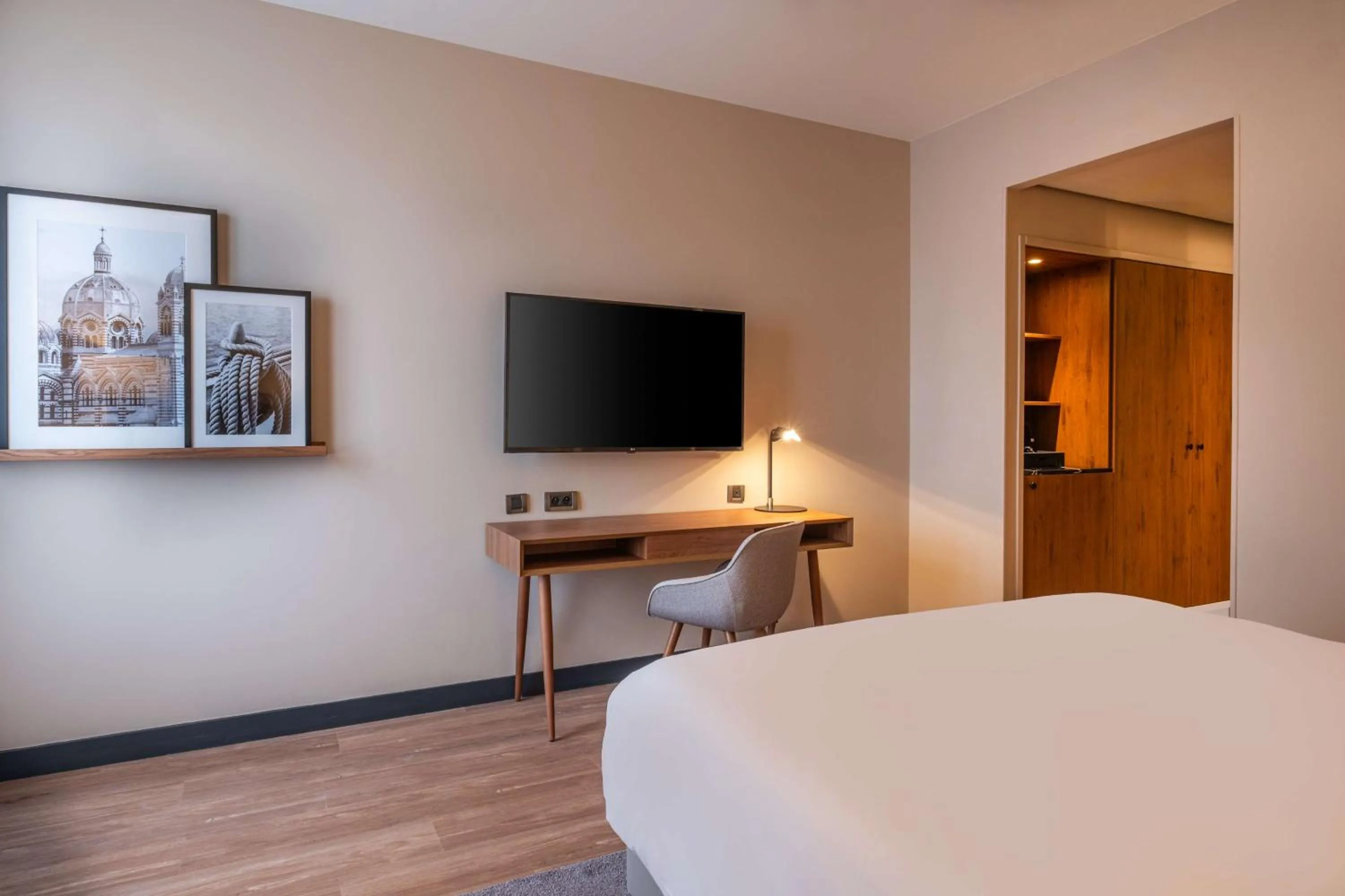 Bedroom, Bed in Radisson Blu Hotel Marseille Vieux Port