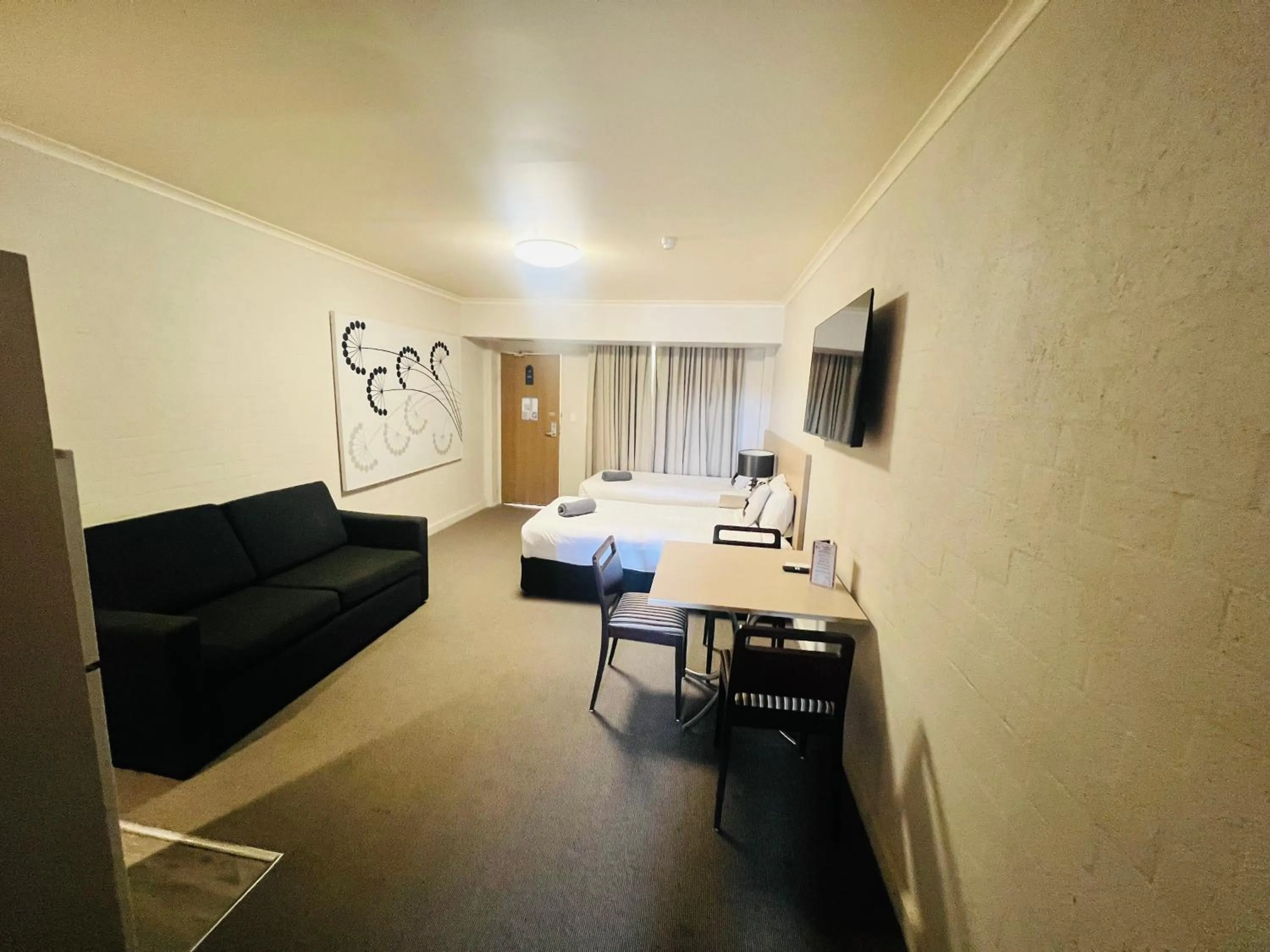 Communal lounge/ TV room, Bed in Pavilion Hotel Wagga Wagga