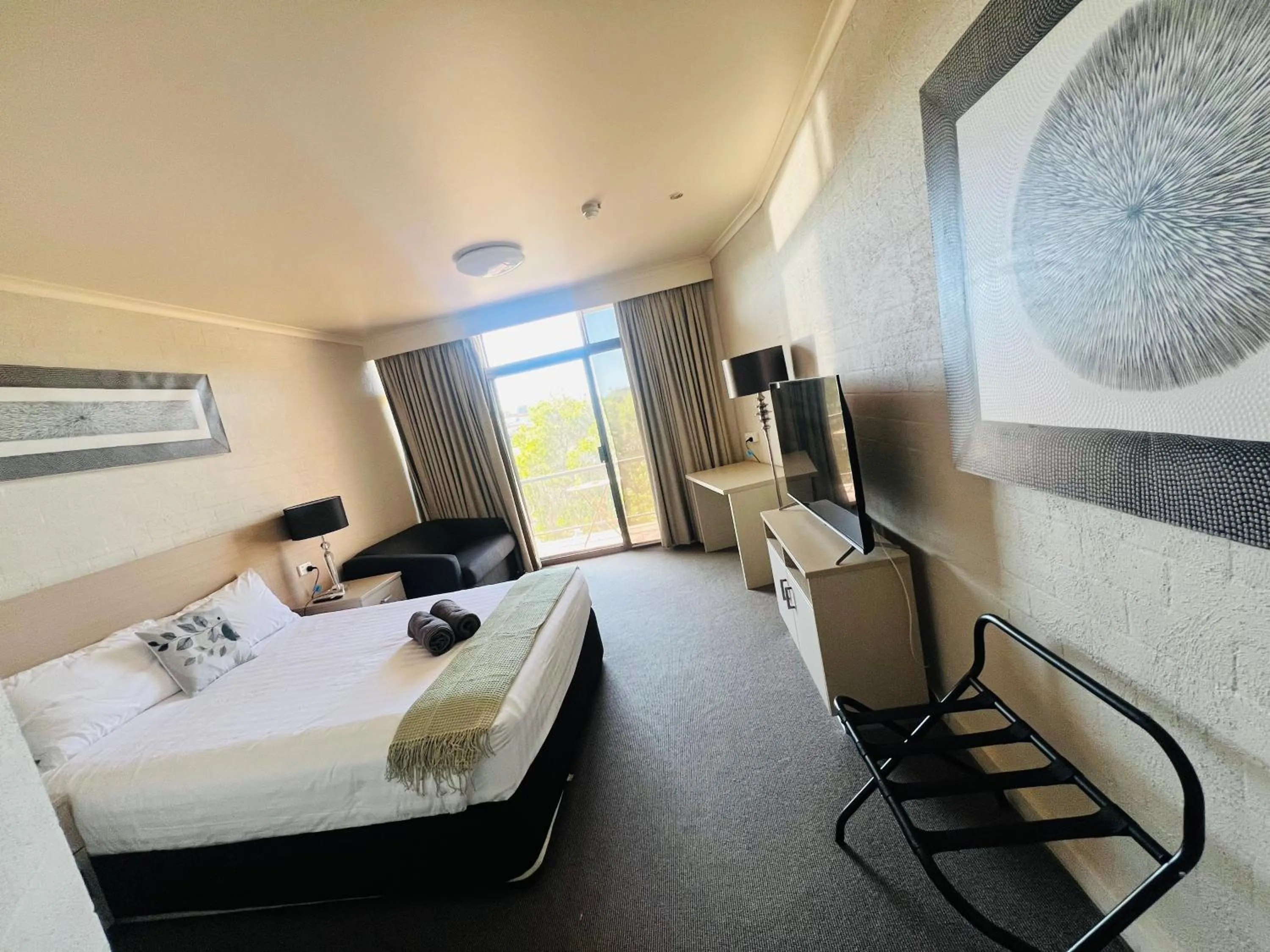 Balcony/Terrace, Bed in Pavilion Hotel Wagga Wagga