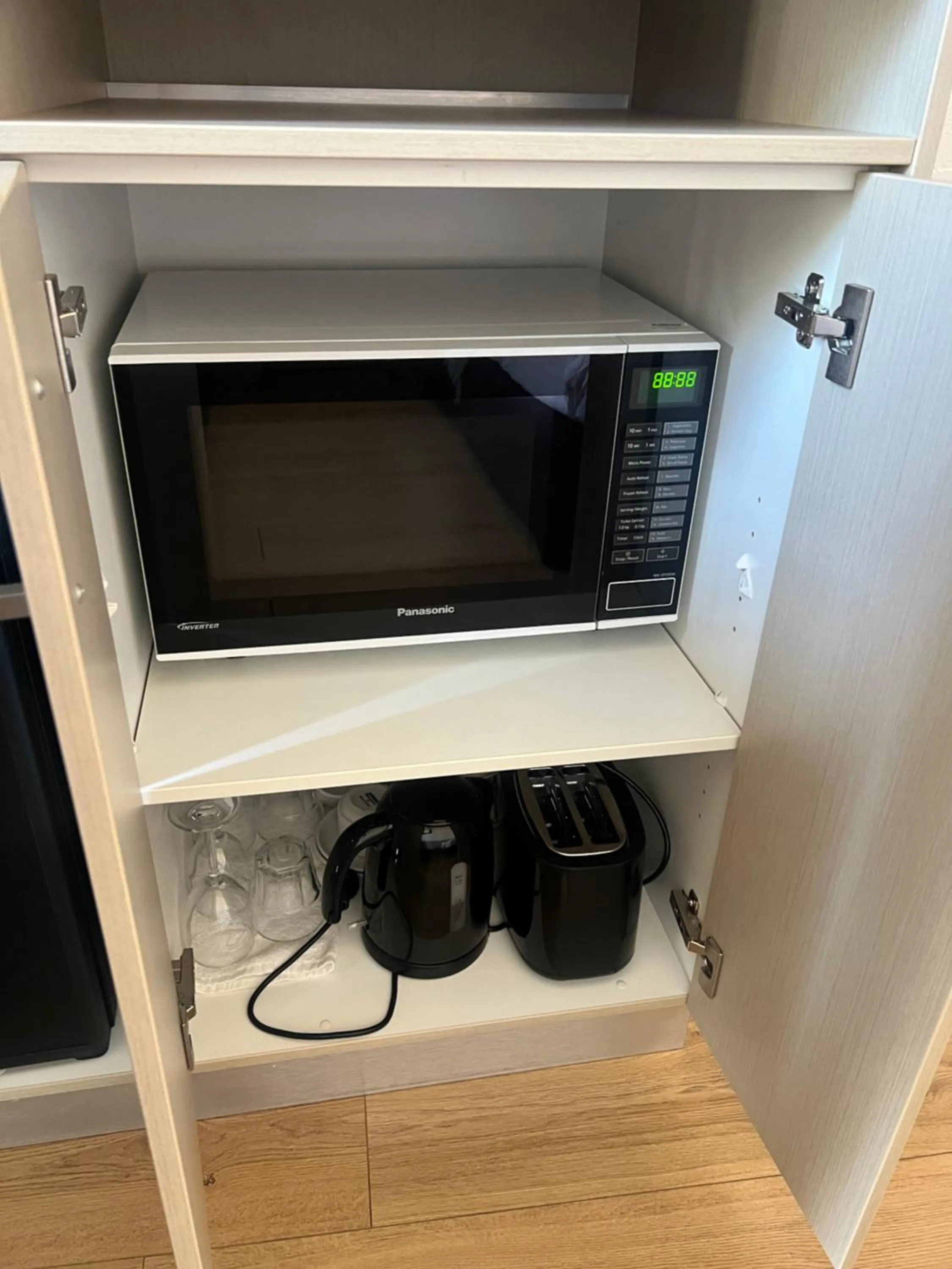 microwave in Pavilion Hotel Wagga Wagga