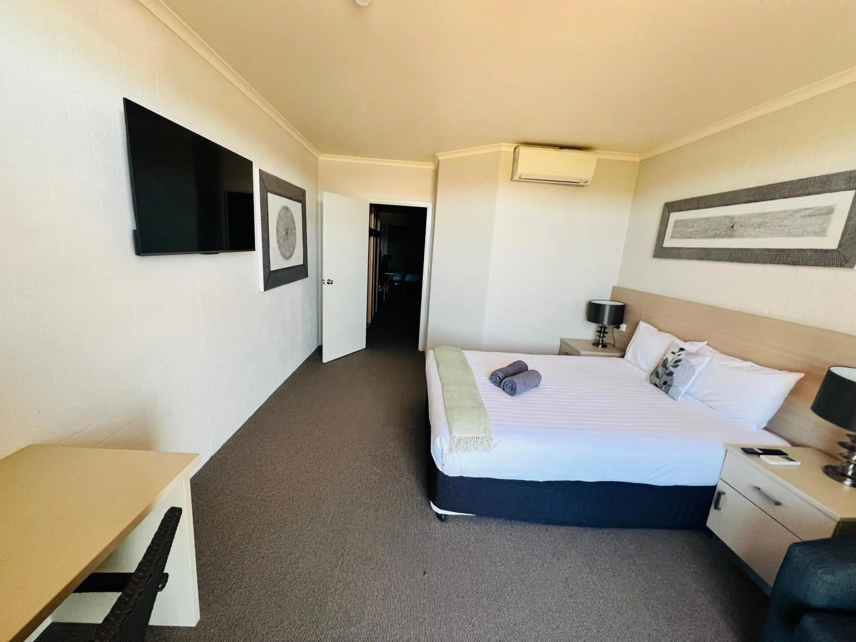 TV and multimedia, Bed in Pavilion Hotel Wagga Wagga