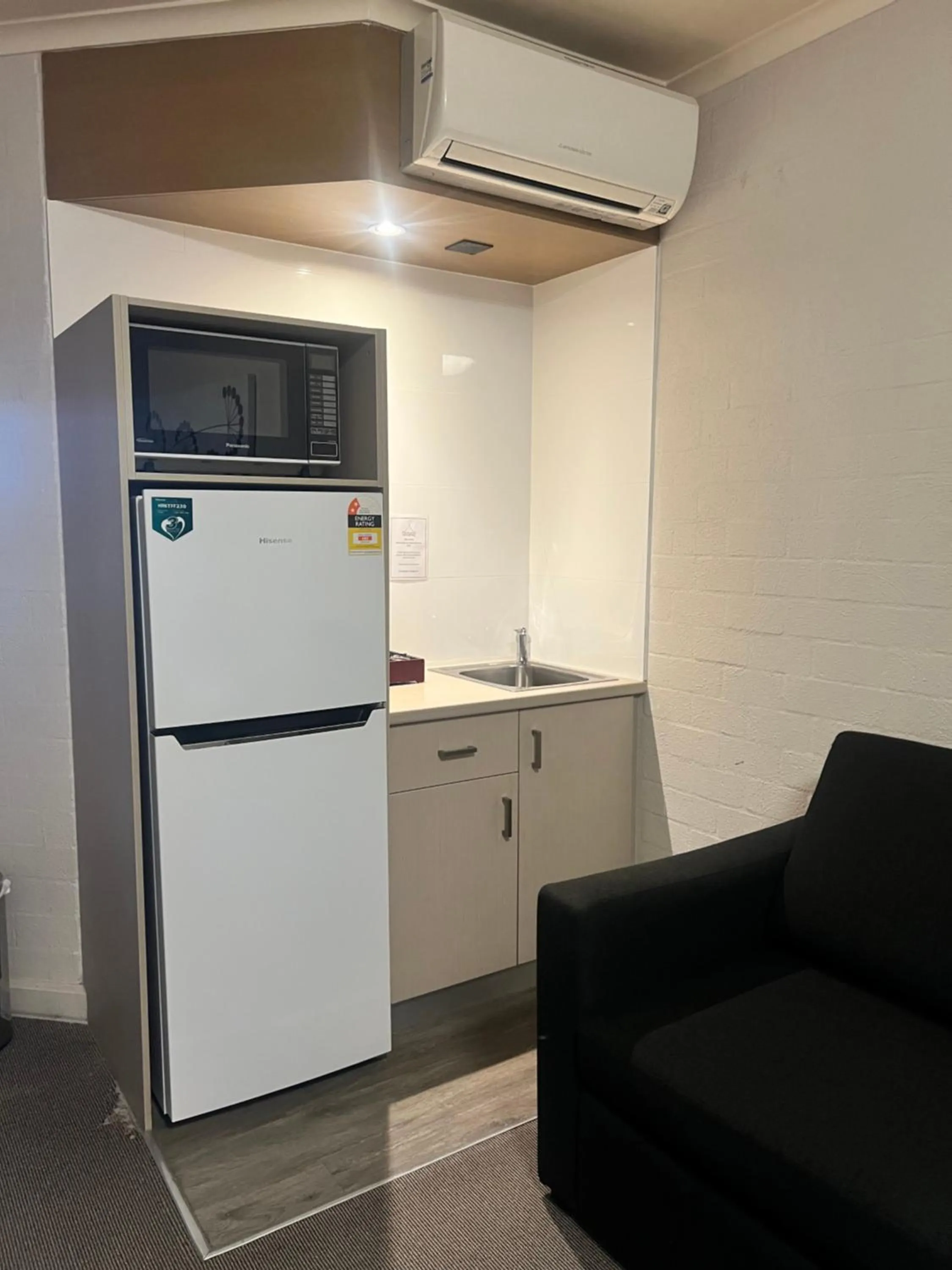 Kitchen or kitchenette in Pavilion Hotel Wagga Wagga