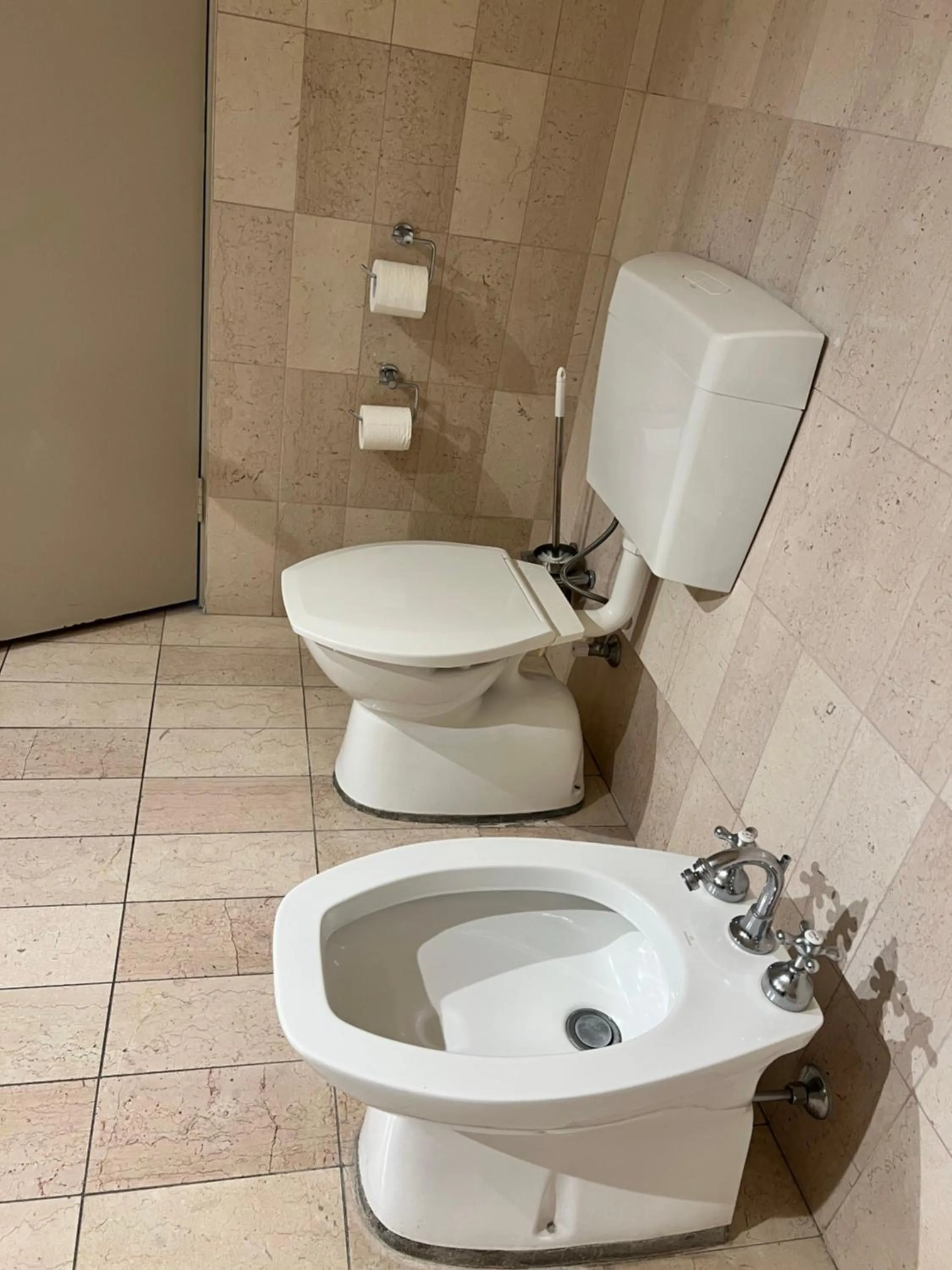 Toilet in Pavilion Hotel Wagga Wagga