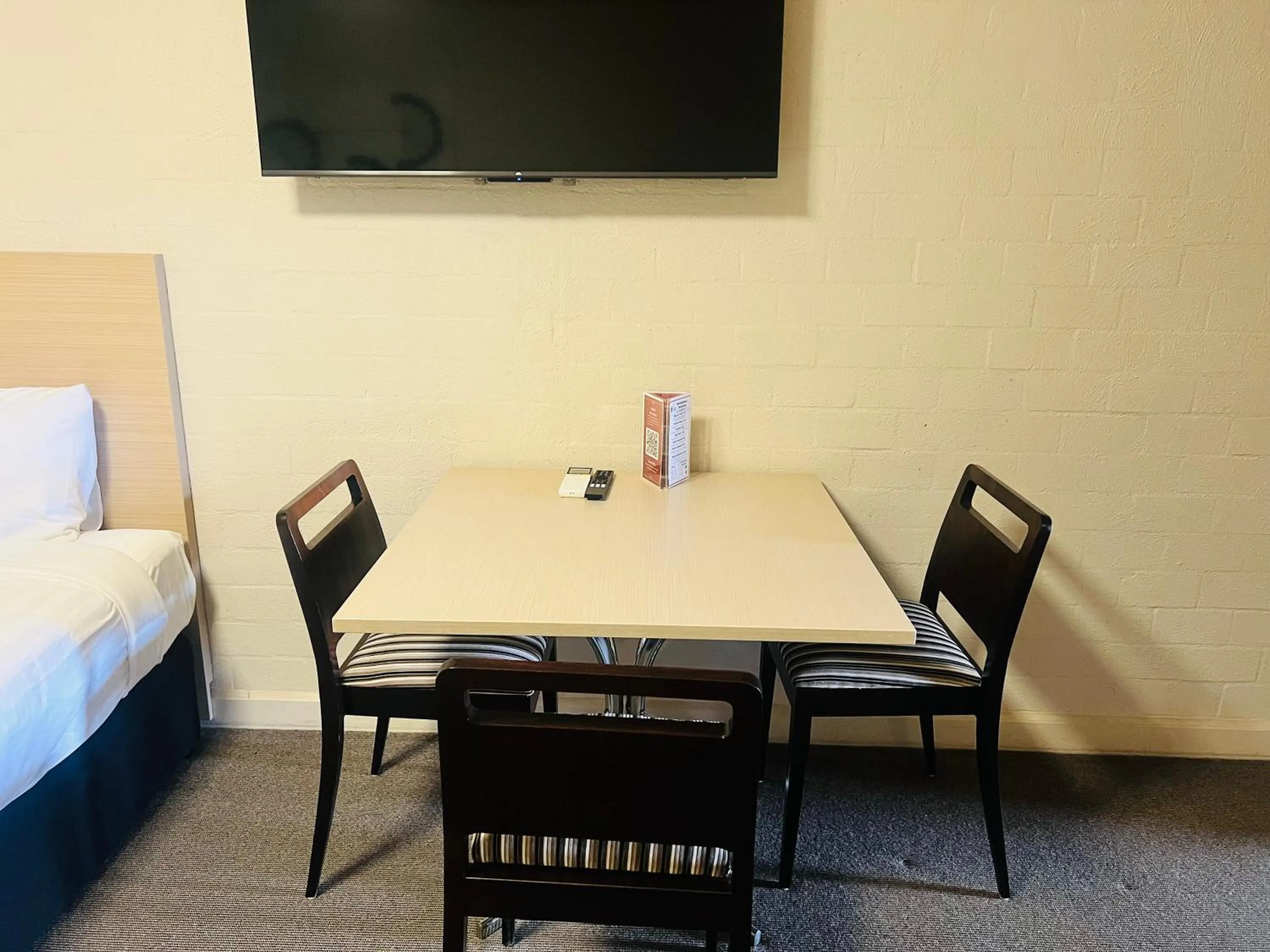 TV and multimedia in Pavilion Hotel Wagga Wagga