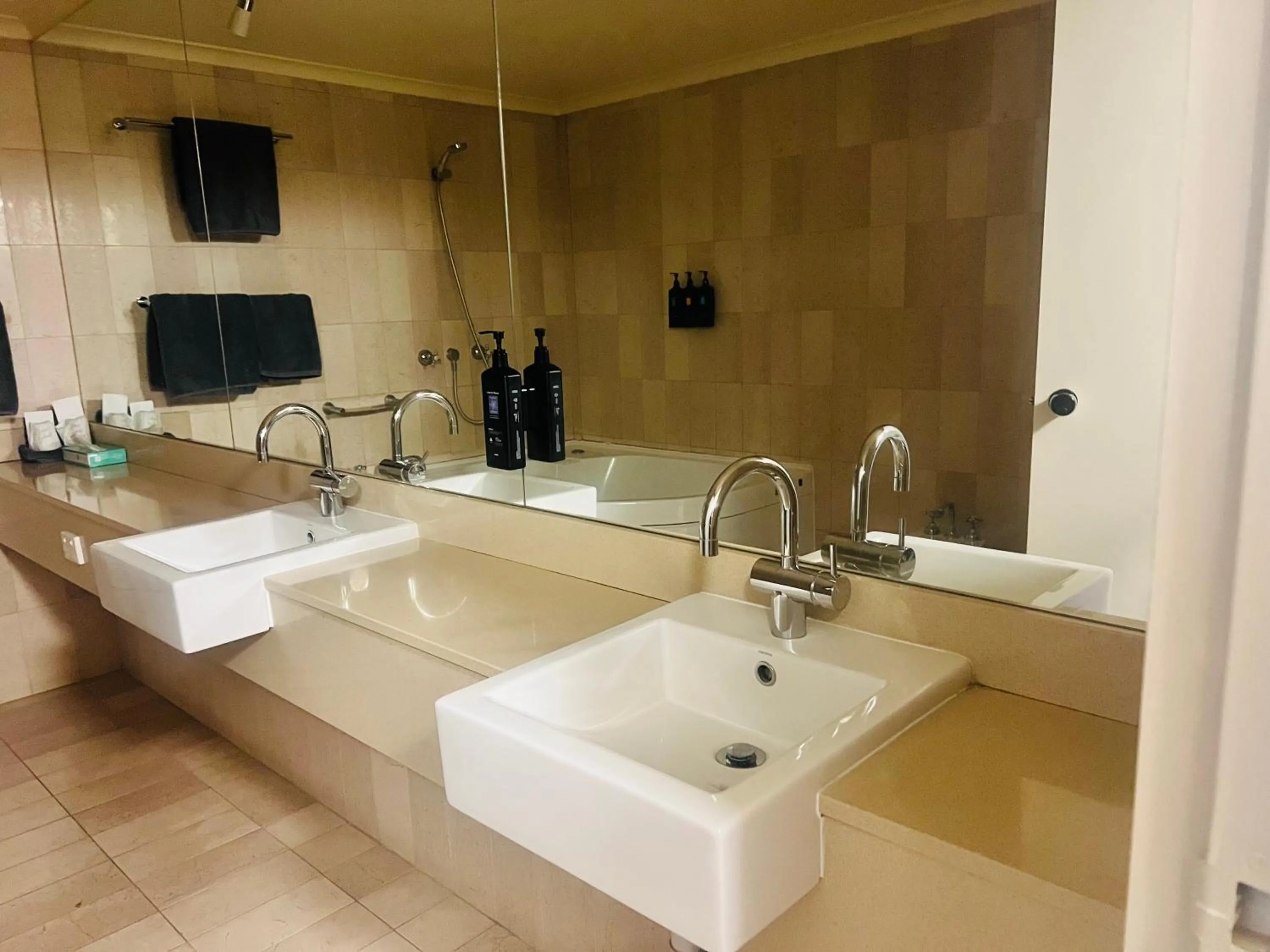 Bathroom in Pavilion Hotel Wagga Wagga