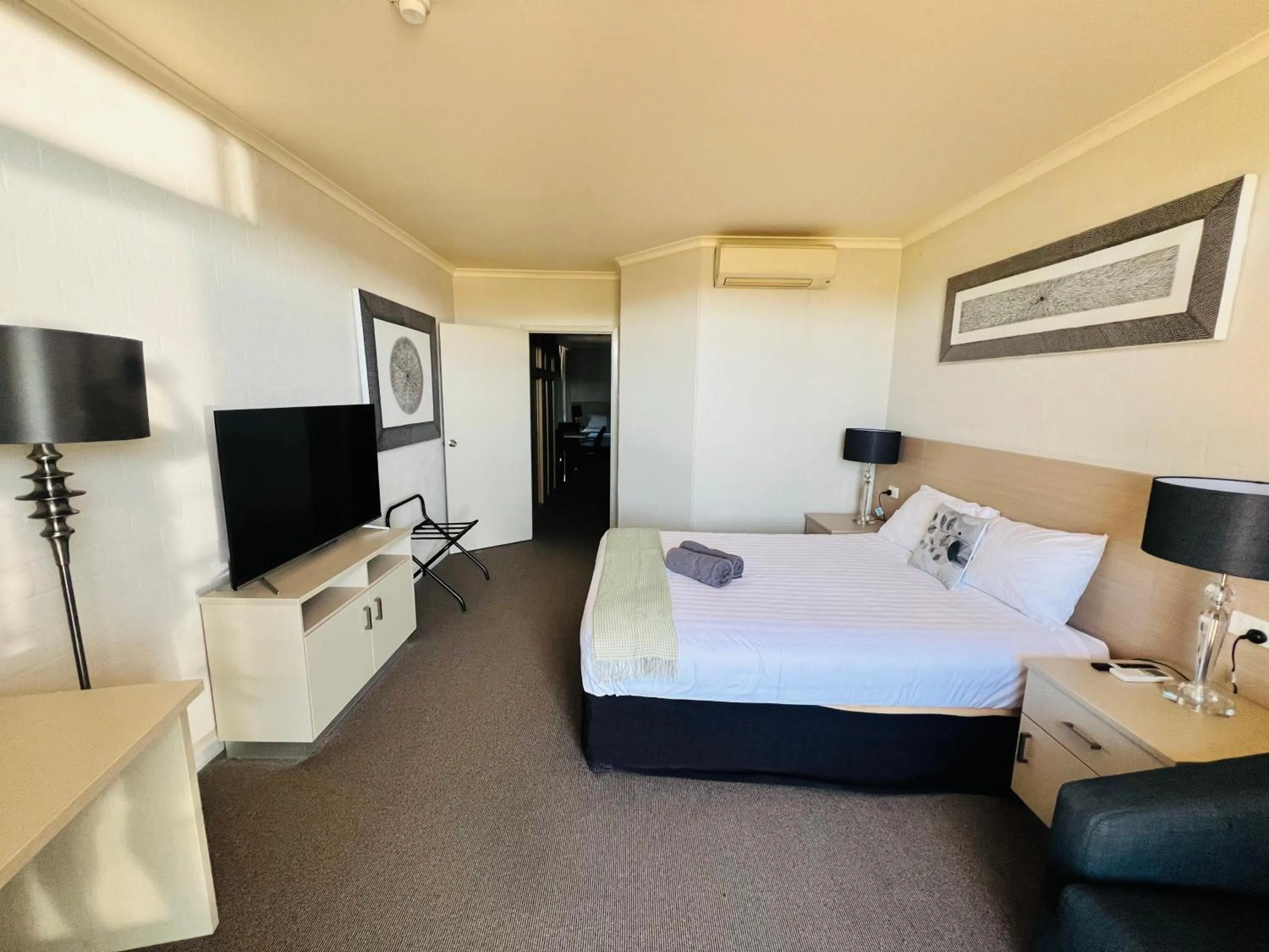 TV and multimedia, Bed in Pavilion Hotel Wagga Wagga